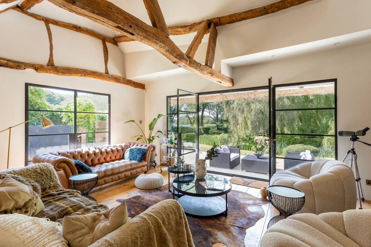 Lakeside Barn Retreat: Spacious Luxury Villa Rental with Lakeside Views, Reading