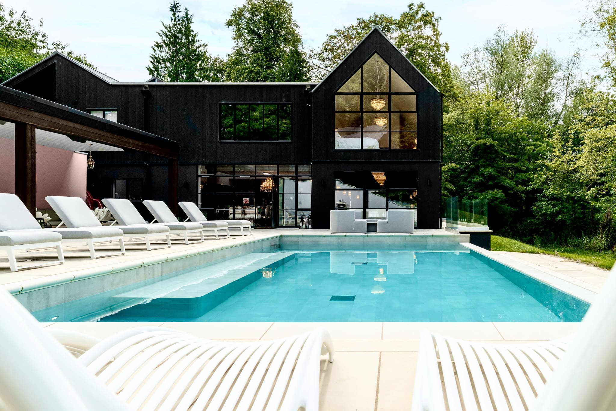 Lakeside Eleganza: Stunning 7-Bedroom House with Heated Pool, Chipping Norton