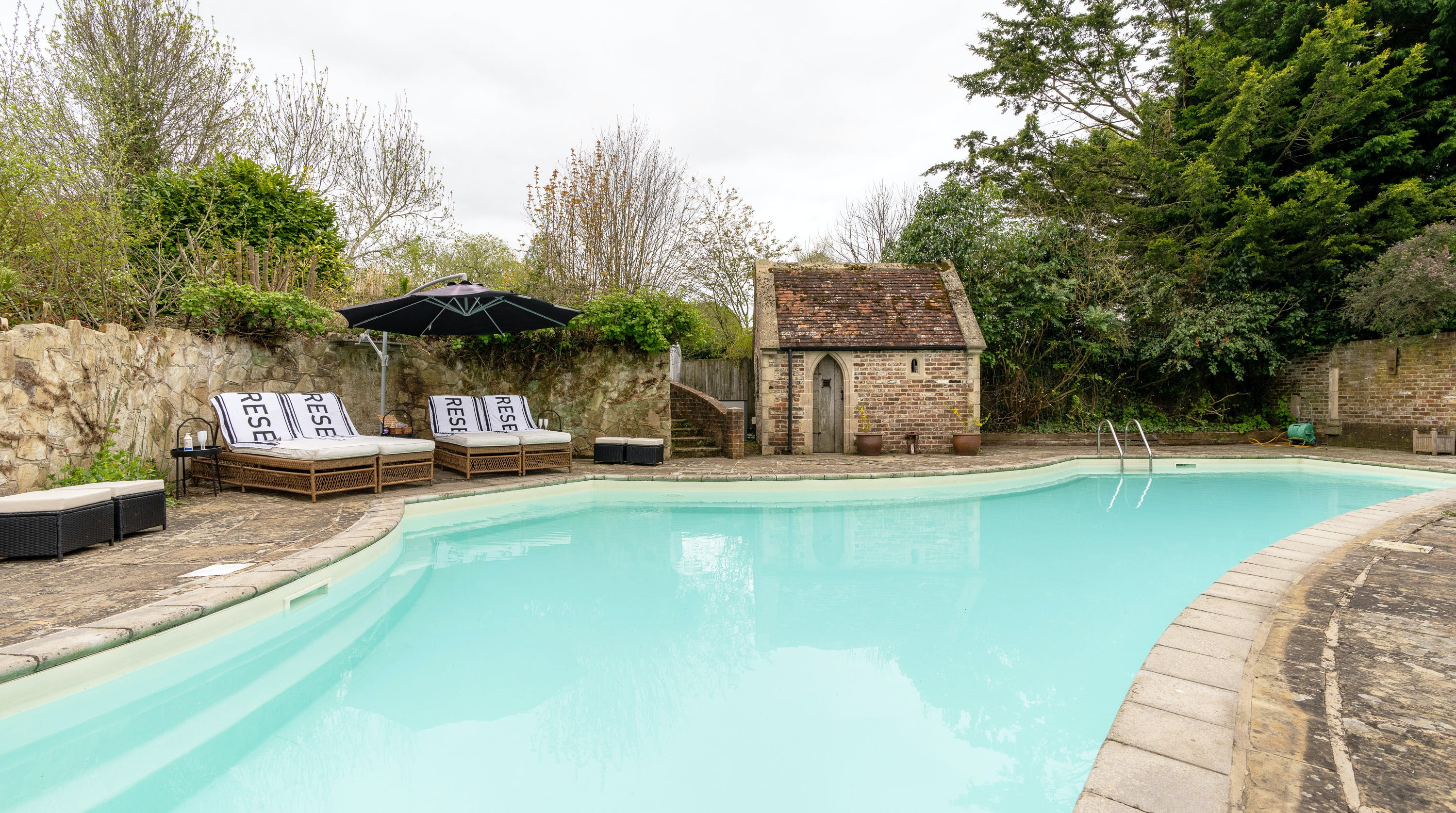 Lakeside Retreat: Spacious 9-Bedroom Apartment with Hot Tub and Swimming Pool, Hampshire