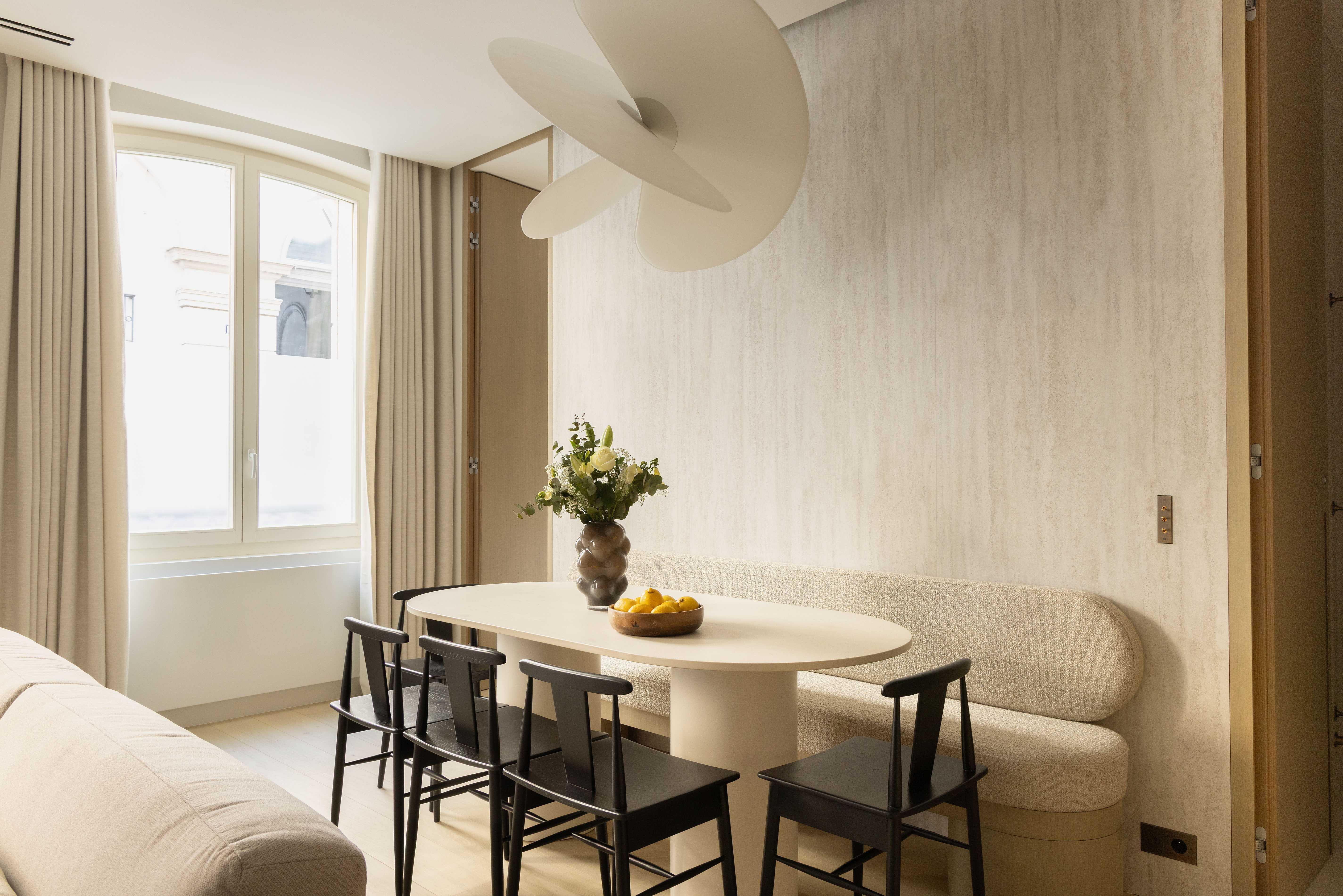 L’Appartement de la Madeleine: Elegant Luxury Apartment Rental with Scenic Views, Paris