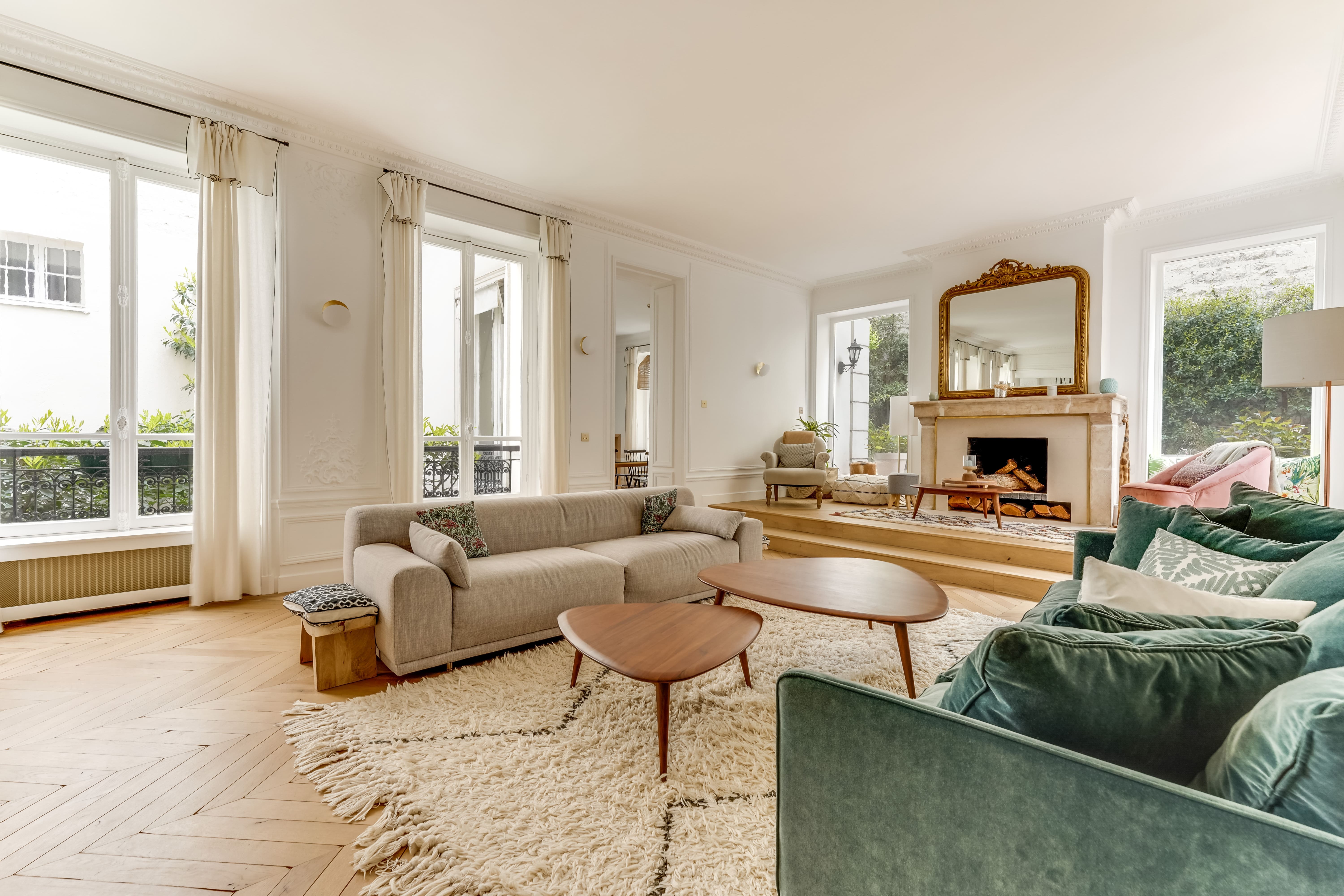 Le Jardin des Étoiles: Elegant 4-Bedroom Apartment with Private Patio, Arc de Triomphe