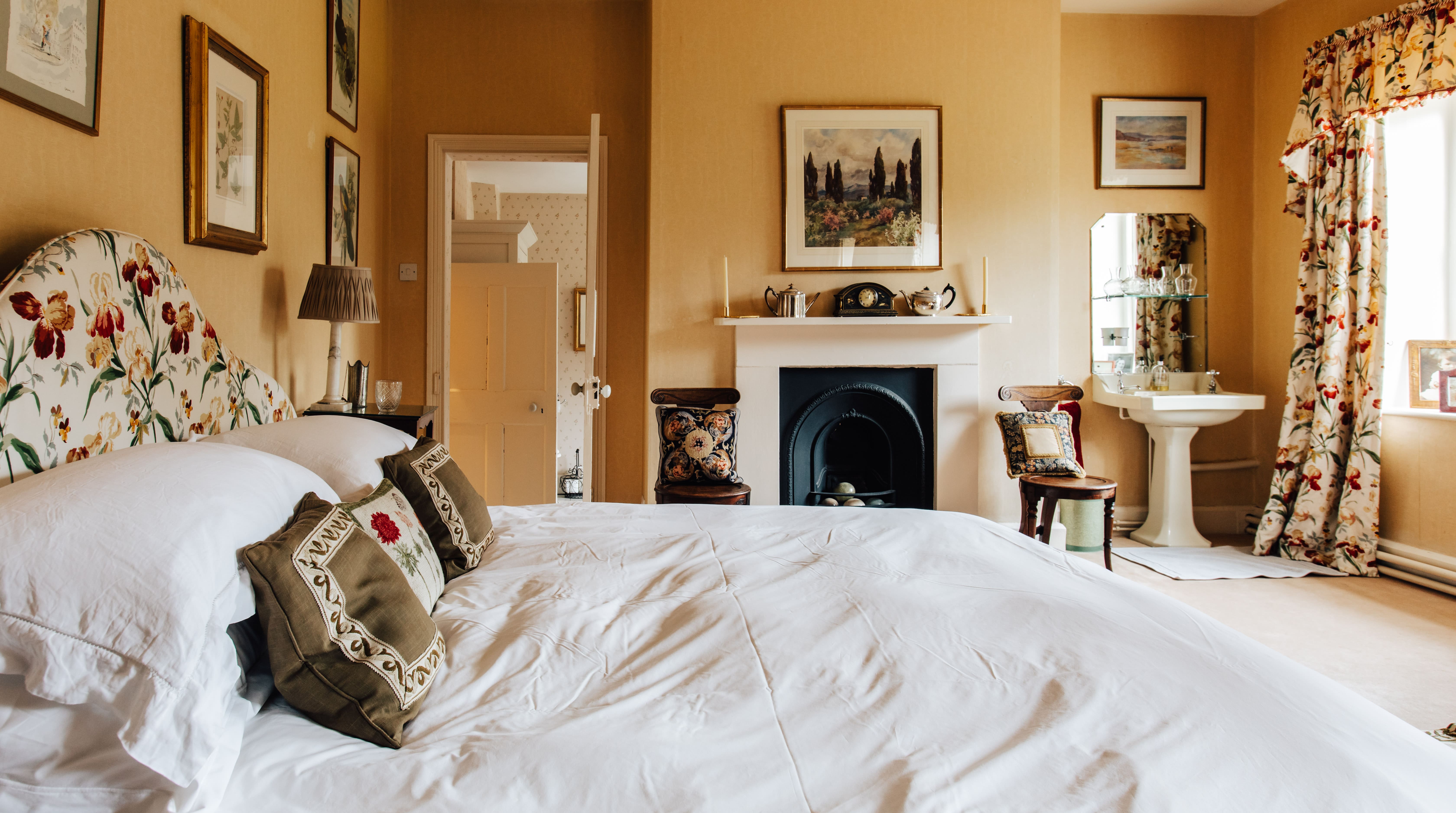 Maidford Rectory House: Historic 6-Bedroom Manor House Rental Northamptonshire with Pool and Tennis Court