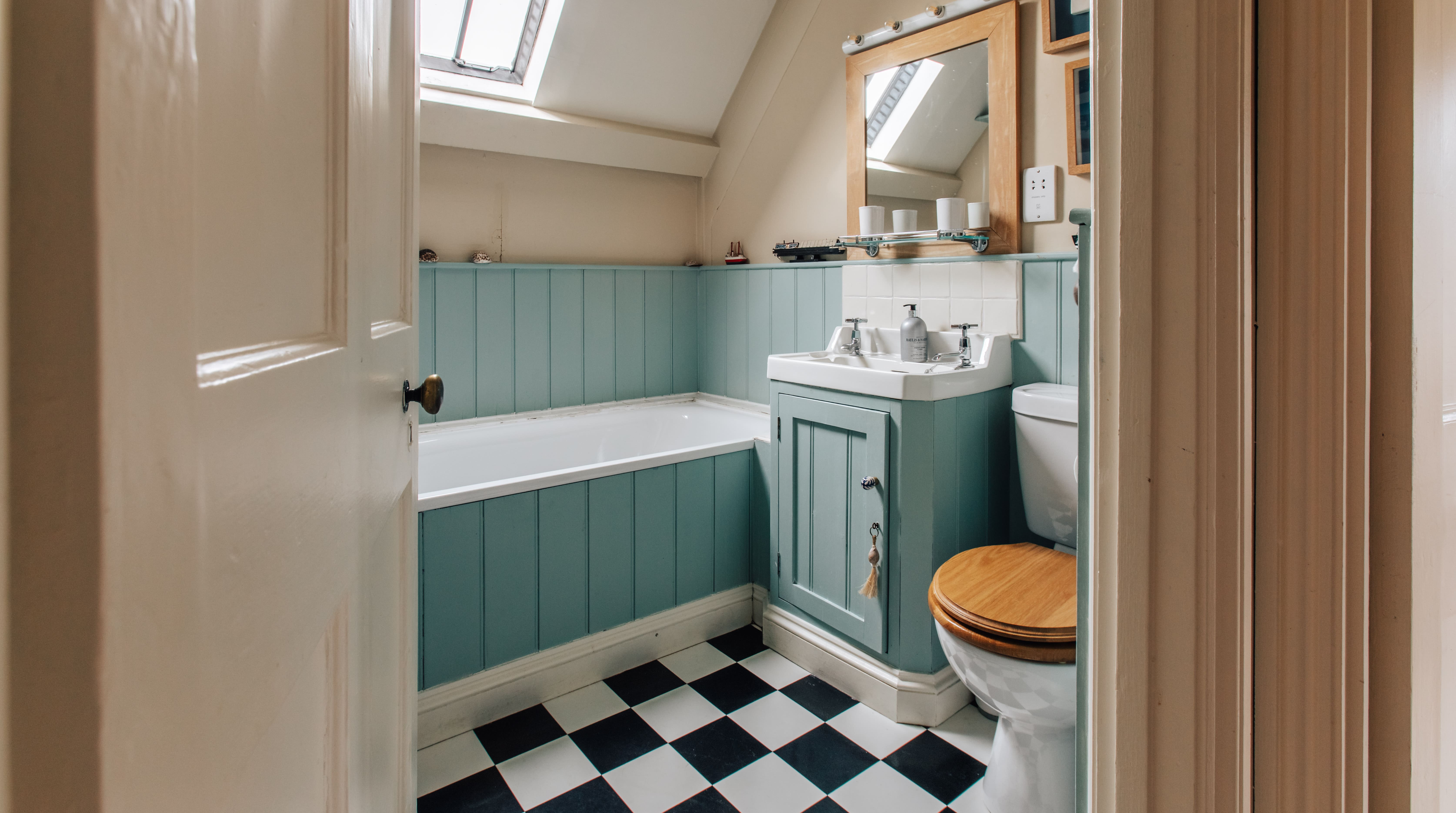 Maidford Rectory House: Historic 6-Bedroom Manor House Rental Northamptonshire with Pool and Tennis Court