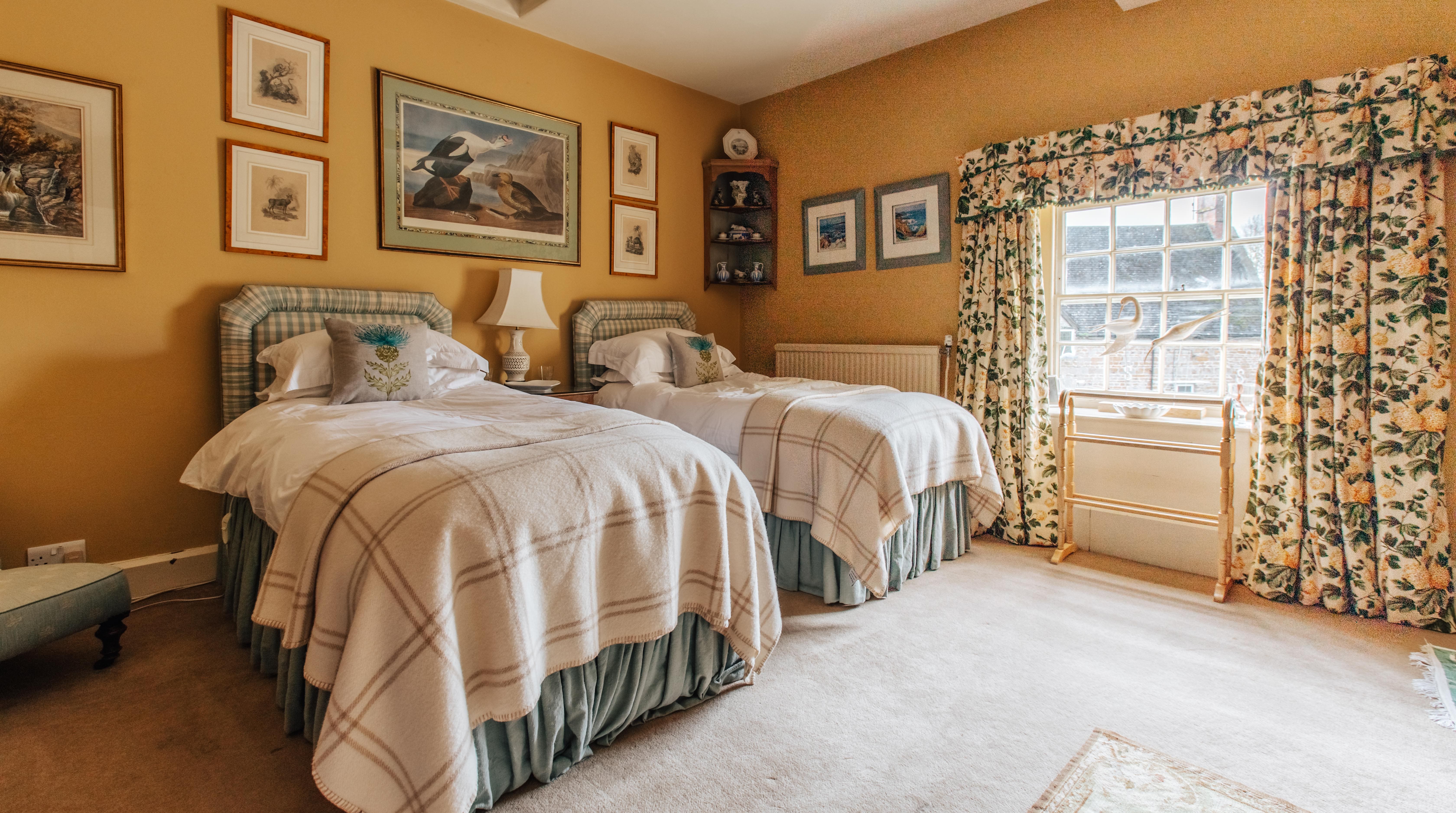 Maidford Rectory House: Historic 6-Bedroom Manor House Rental Northamptonshire with Pool and Tennis Court