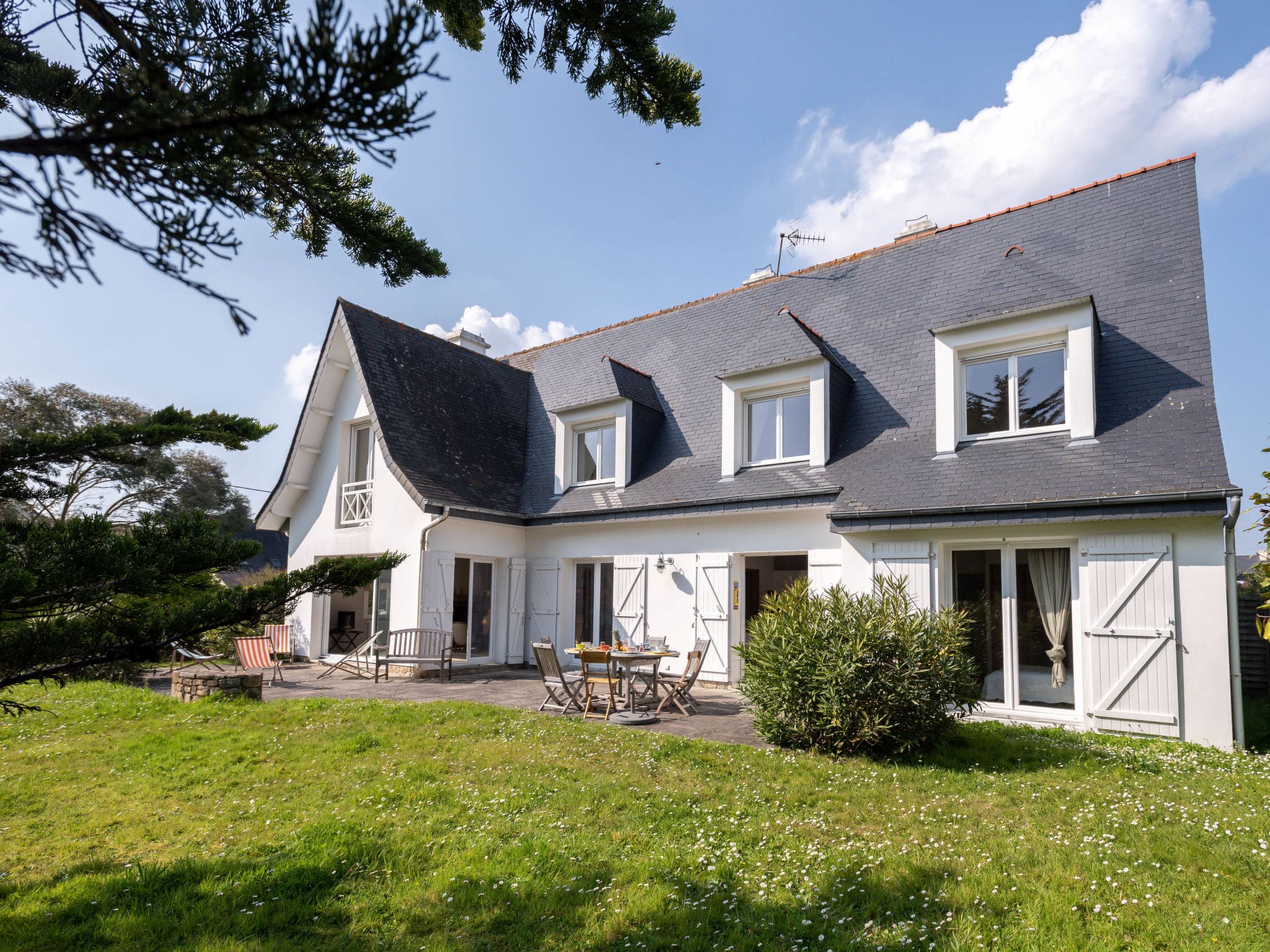 Maison Alignements Carnac: Spacious 5-Bedroom Family Villa Near Carnac Beach with Garden and Modern Amenities