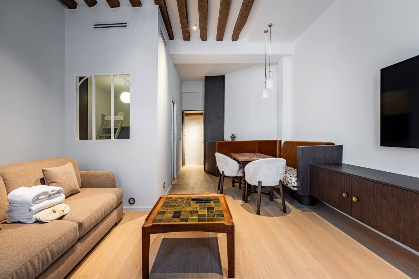 Maison de la Seine: Charming 2-Bedroom Townhouse with Family Amenities, Latin Quarter