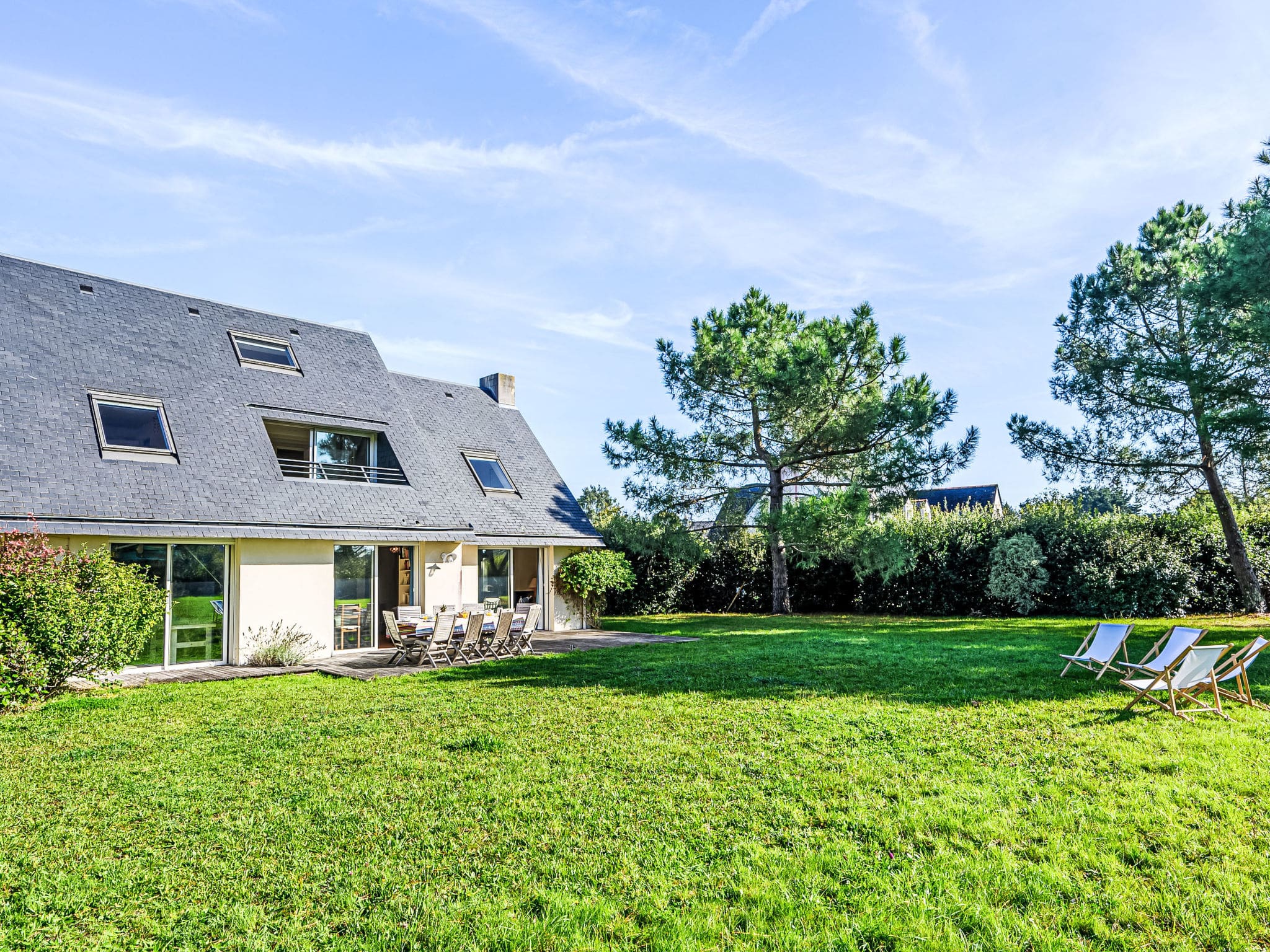 Maison Gwenved Saint-Philibert: Spacious 6-Bedroom Family Villa with Garden and Tennis Court Access in Brittany France