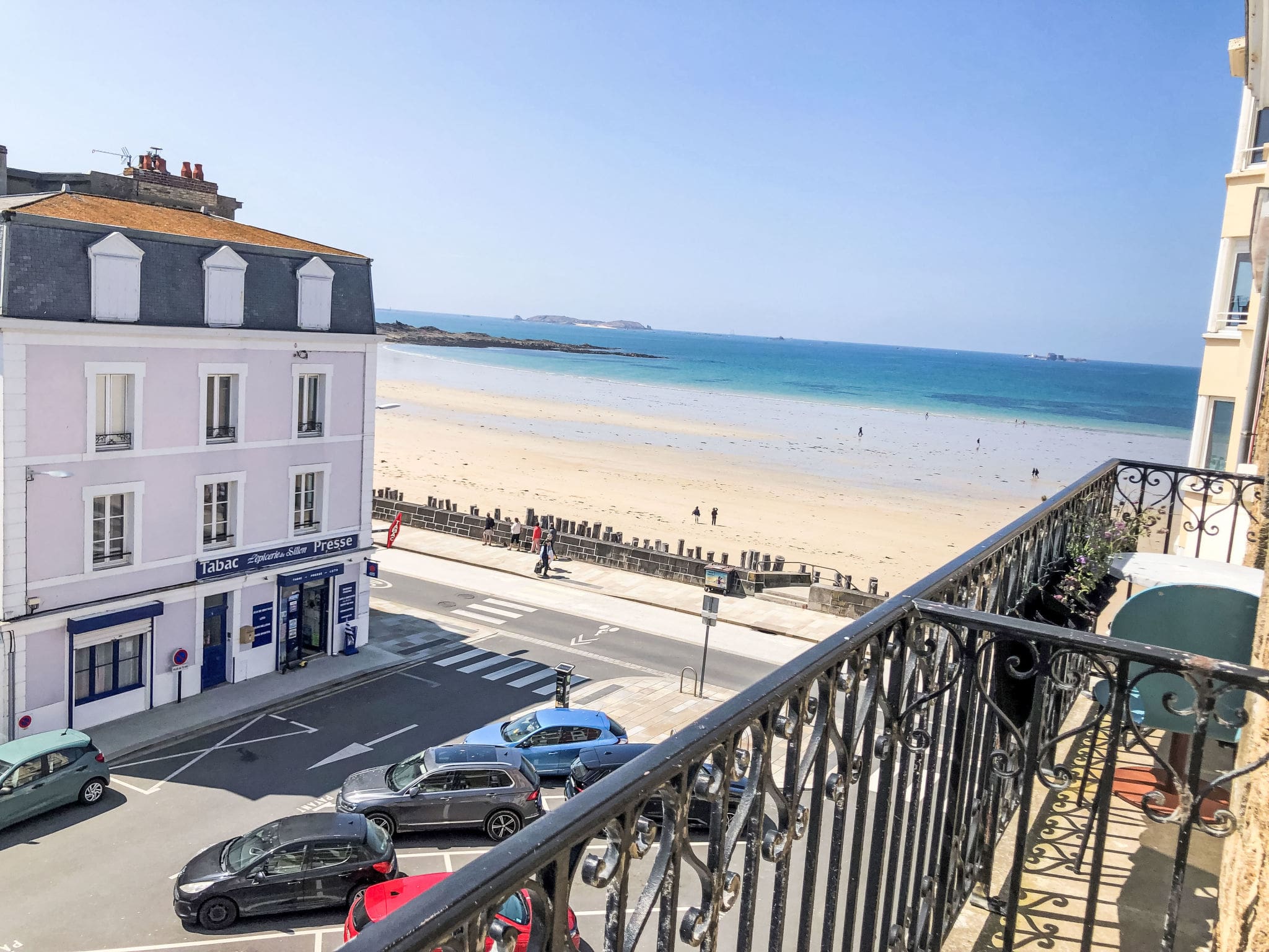 Maison Sillon Saint-Malo: Stunning 3-Bedroom Beachfront Apartment with Sea Views in Historic Saint-Malo Brittany