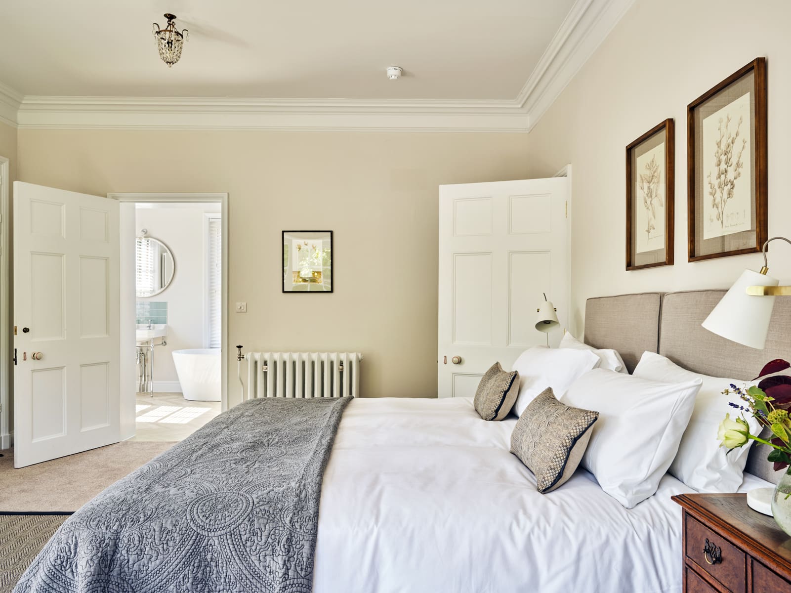 Manor Boudicca Norfolk: Luxury 10-Bedroom House with Hot Tub and Gardens, Norfolk