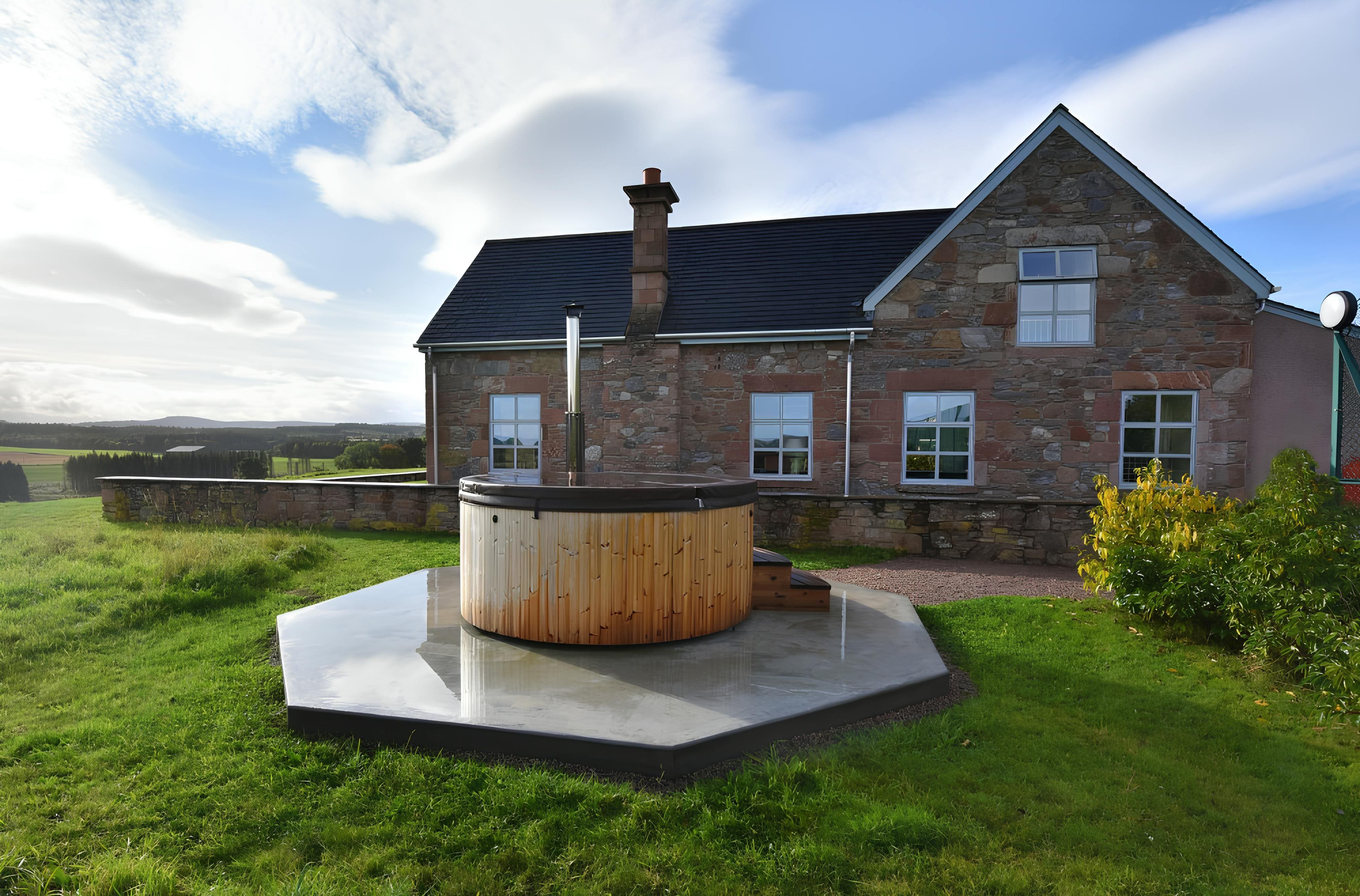 Manor Braeriach Inverness: 9-Bedroom Luxury Apartment with Hot Tub and Tennis Court, Inverness