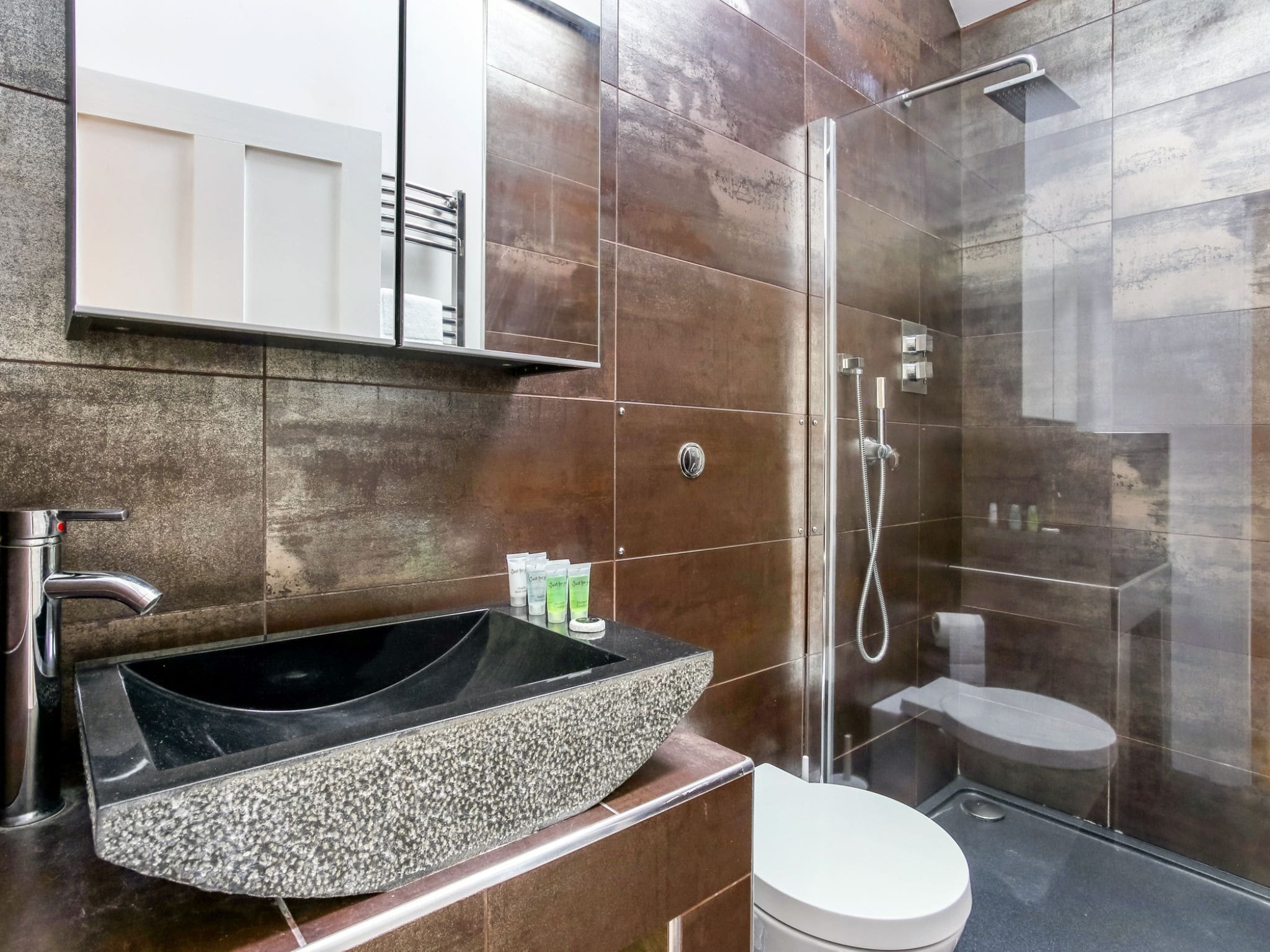 Manor Bray Windsor: Spacious 5-Bedroom Apartment in Central Windsor, Ideal for Families