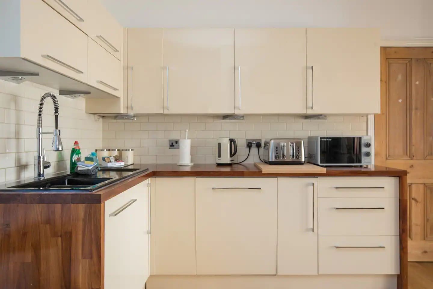 Manor Bray Windsor: Spacious 5-Bedroom Apartment in Central Windsor, Ideal for Families