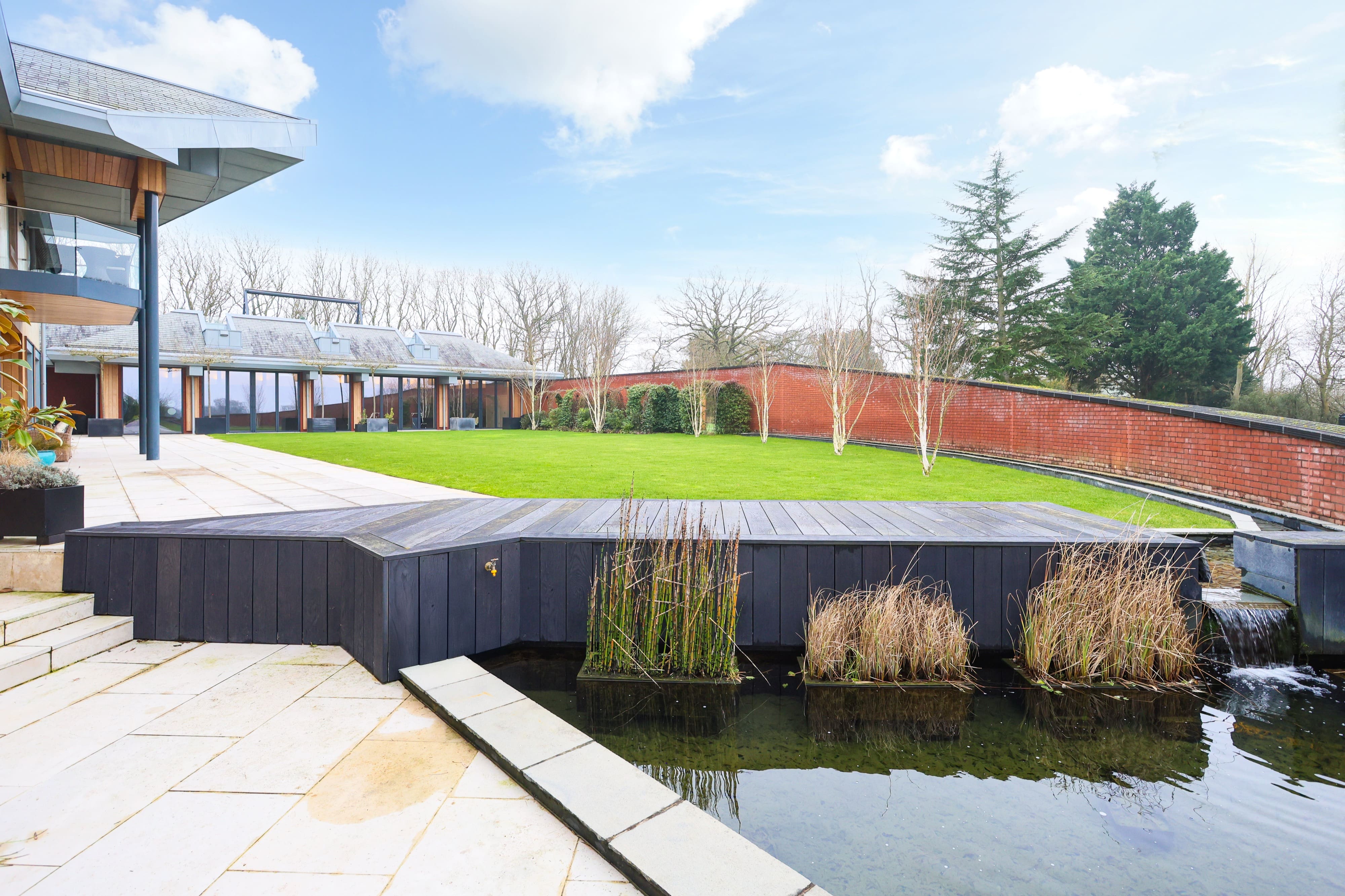 Manor Bray Windsor Windsor: Luxury 9-Bedroom House with Pool and Gym, Windsor