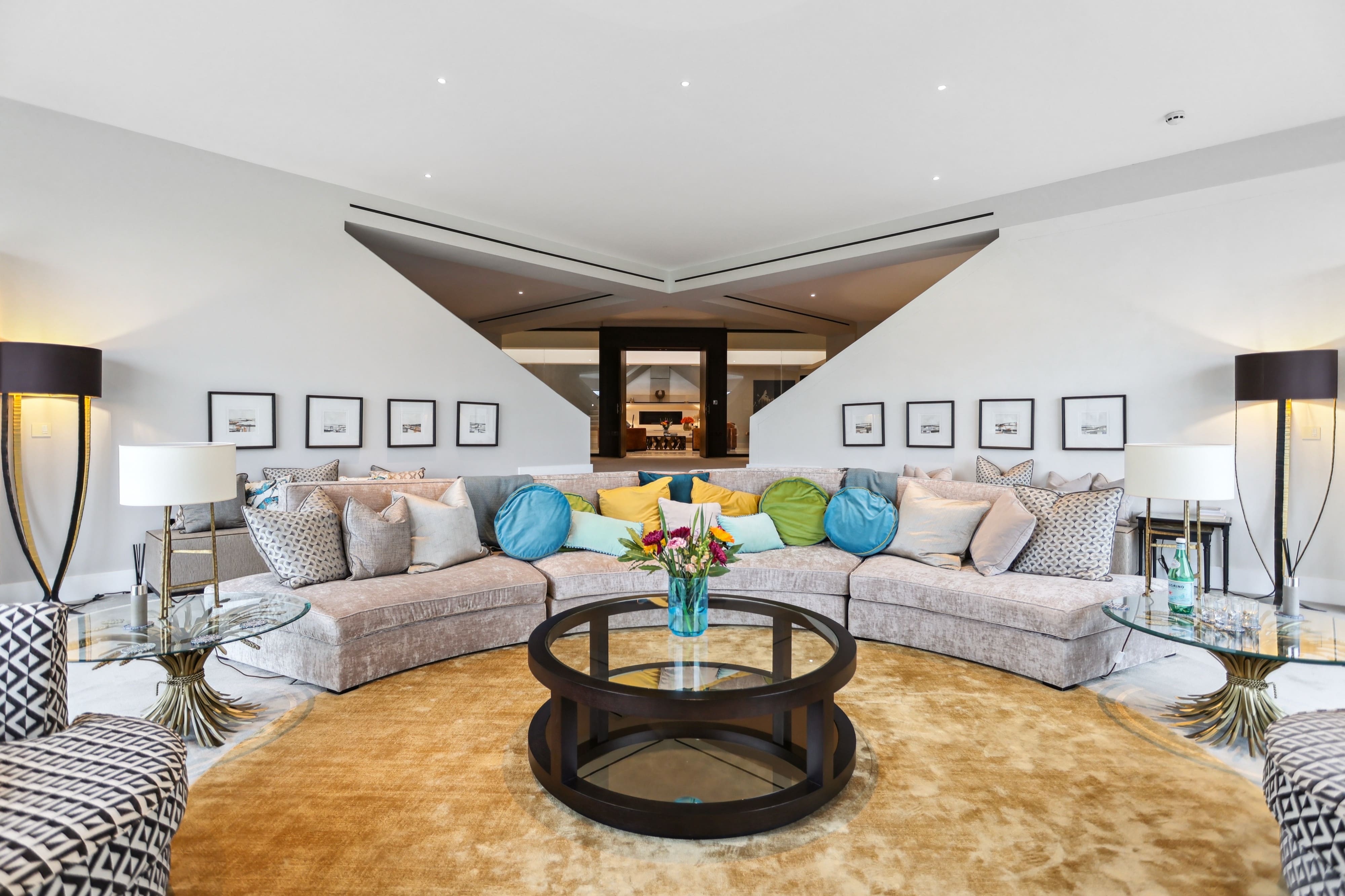 Manor Bray Windsor Windsor: Luxury 9-Bedroom House with Pool and Gym, Windsor