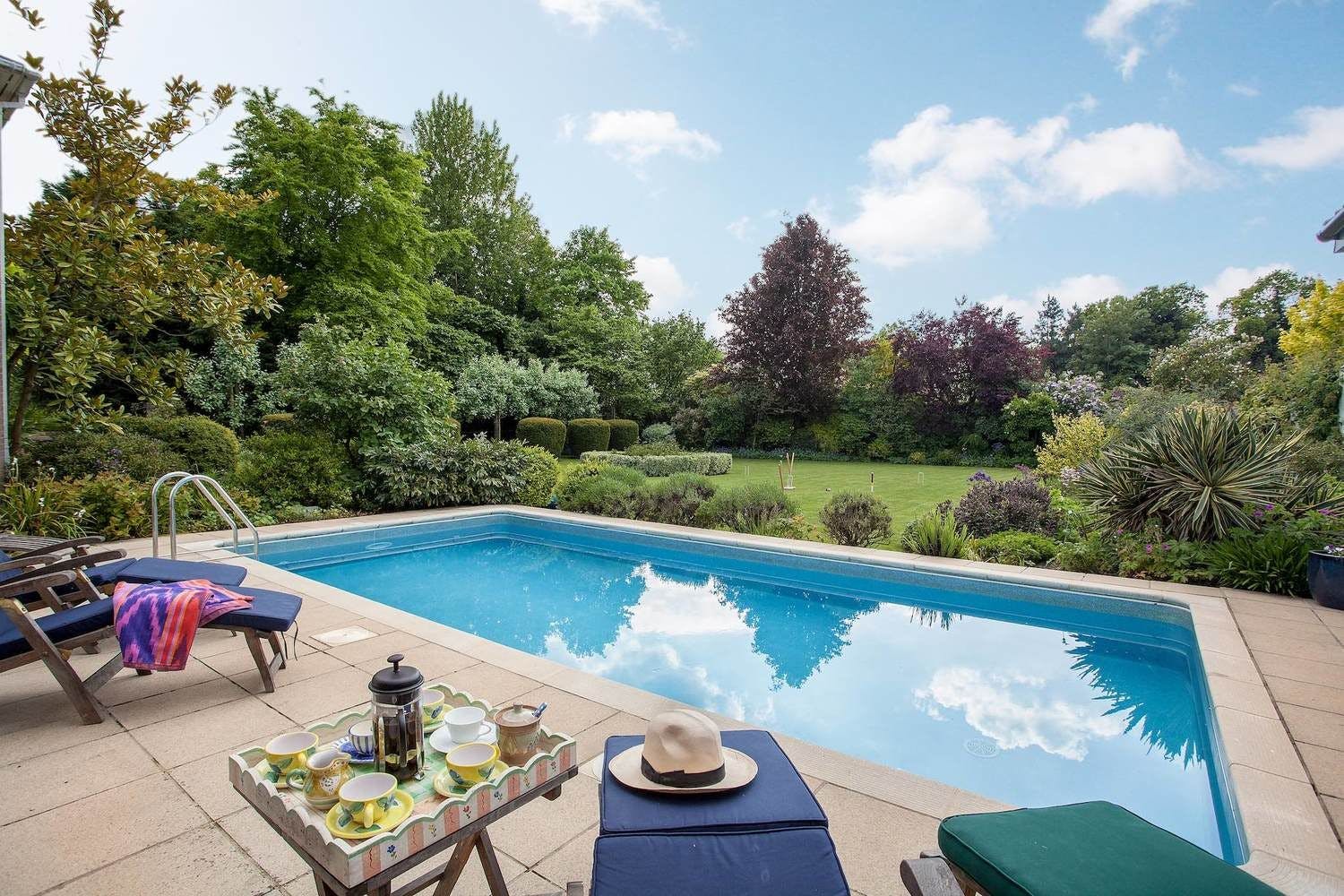 Manor Breckland Norfolk: Spacious 8-Bedroom Apartment with Pool and Tennis Court, Norfolk