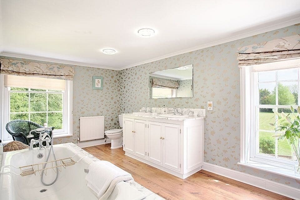 Manor Breckland Norfolk: Spacious 8-Bedroom Apartment with Pool and Tennis Court, Norfolk