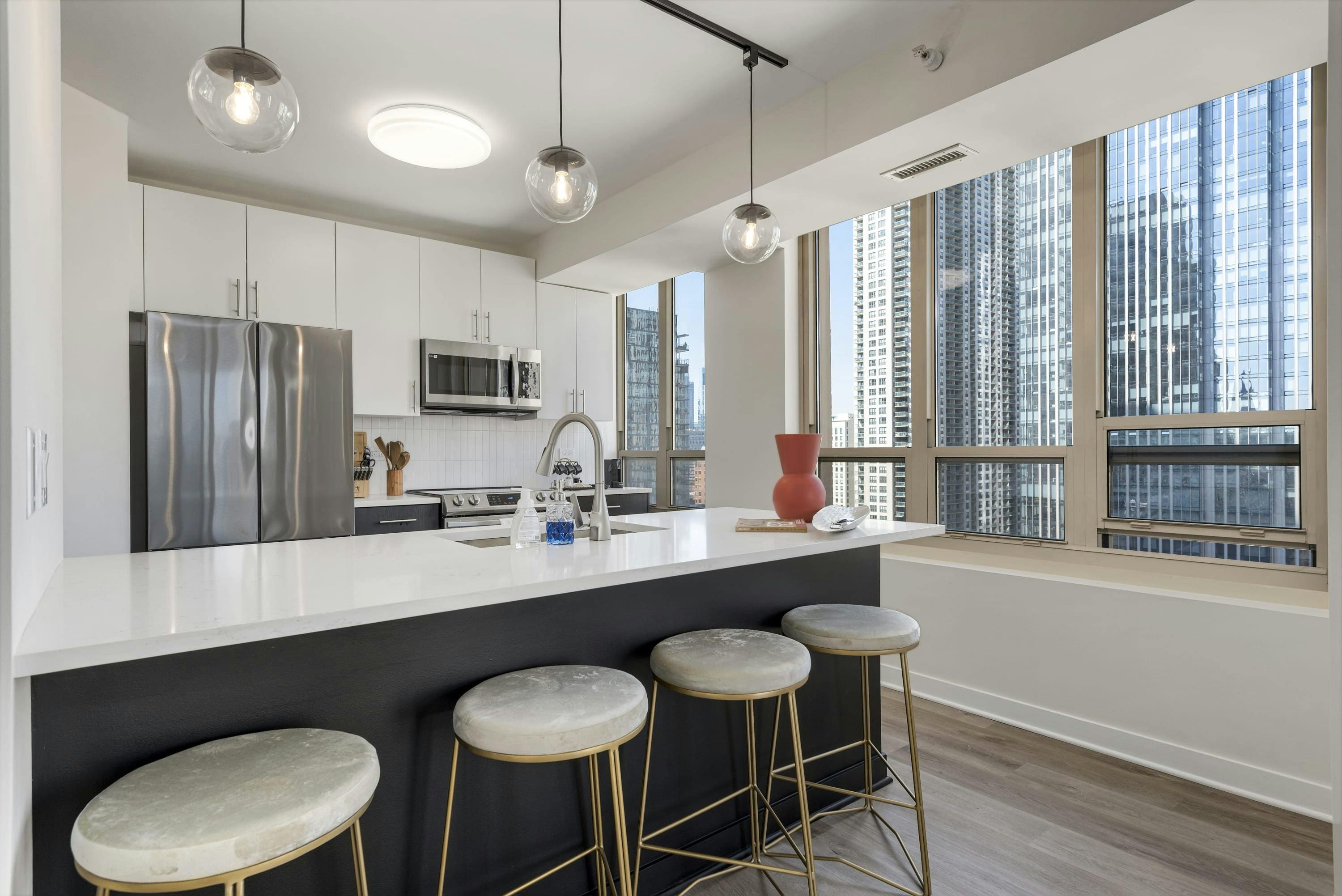 Manor Bungalow Streeterville: Luxury 4-Bedroom Apartment with City Views, Chicago