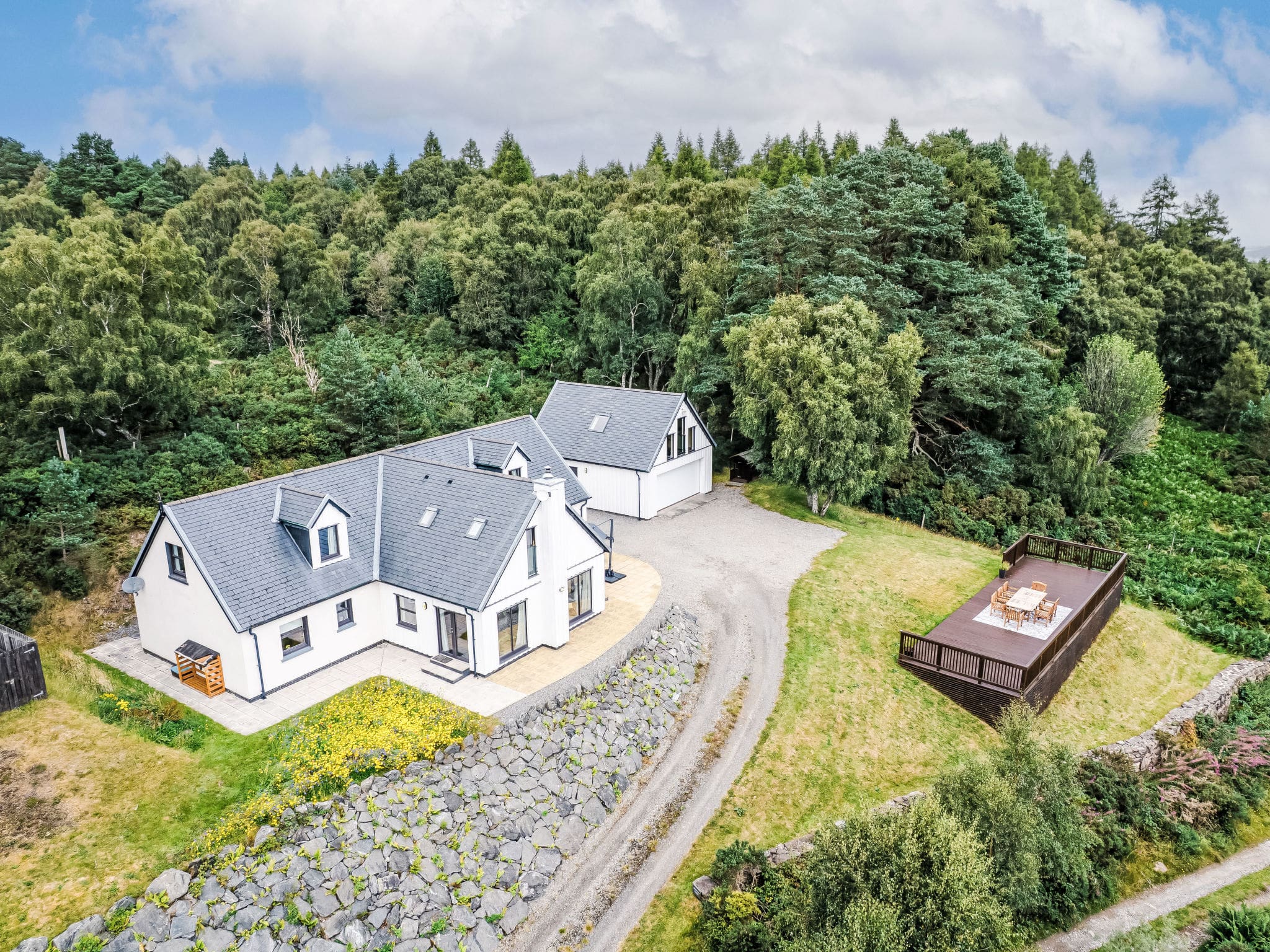 Manor Cairngorm Drumnadrochit: Luxurious Highland Manor with Game Room and Loch Views in Scottish Highlands