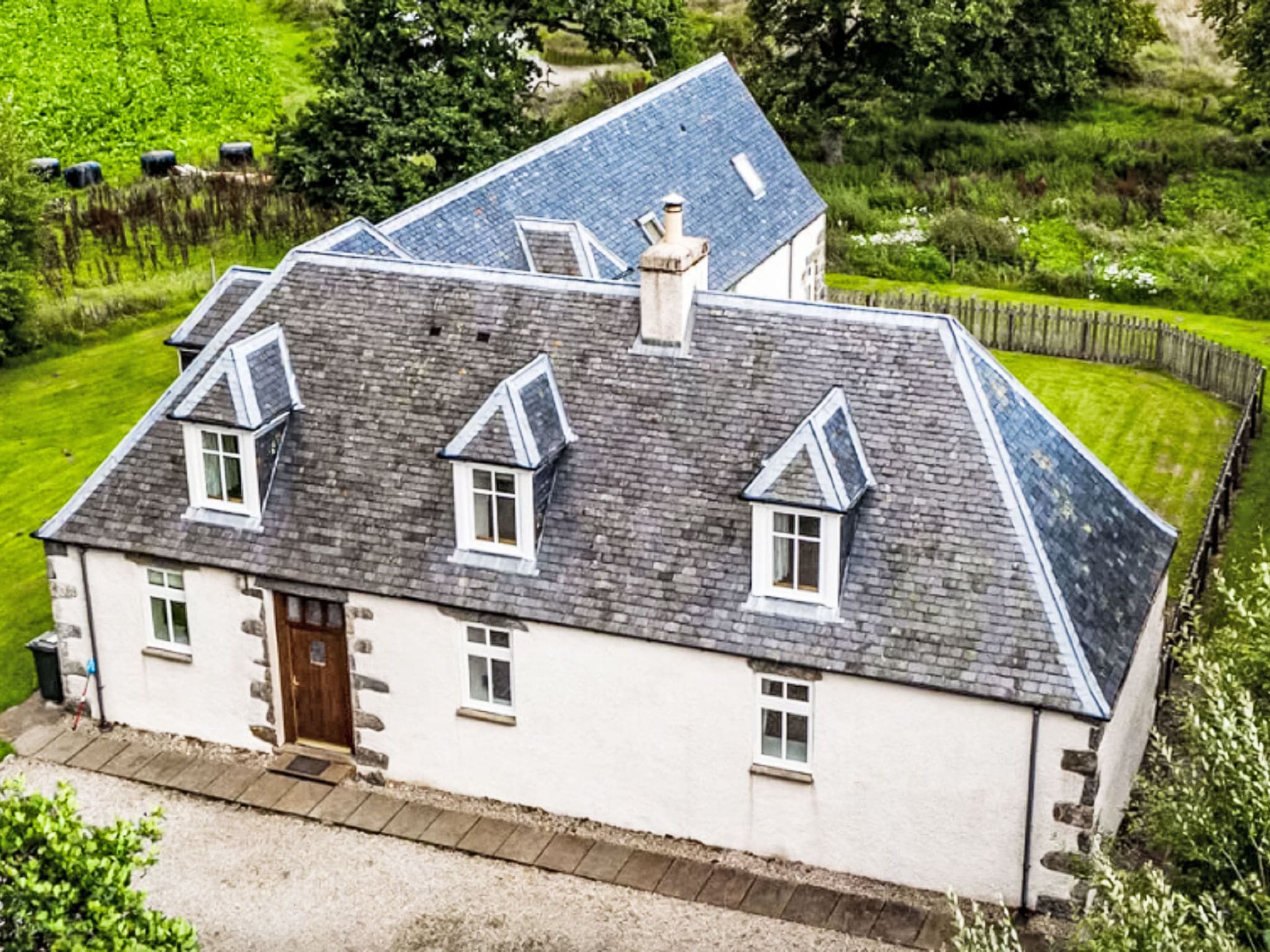 Manor Cannich Drumnadrochit: Spacious Five Bedroom Highland Farmhouse with Garden and Mountain Views Near Loch Ness
