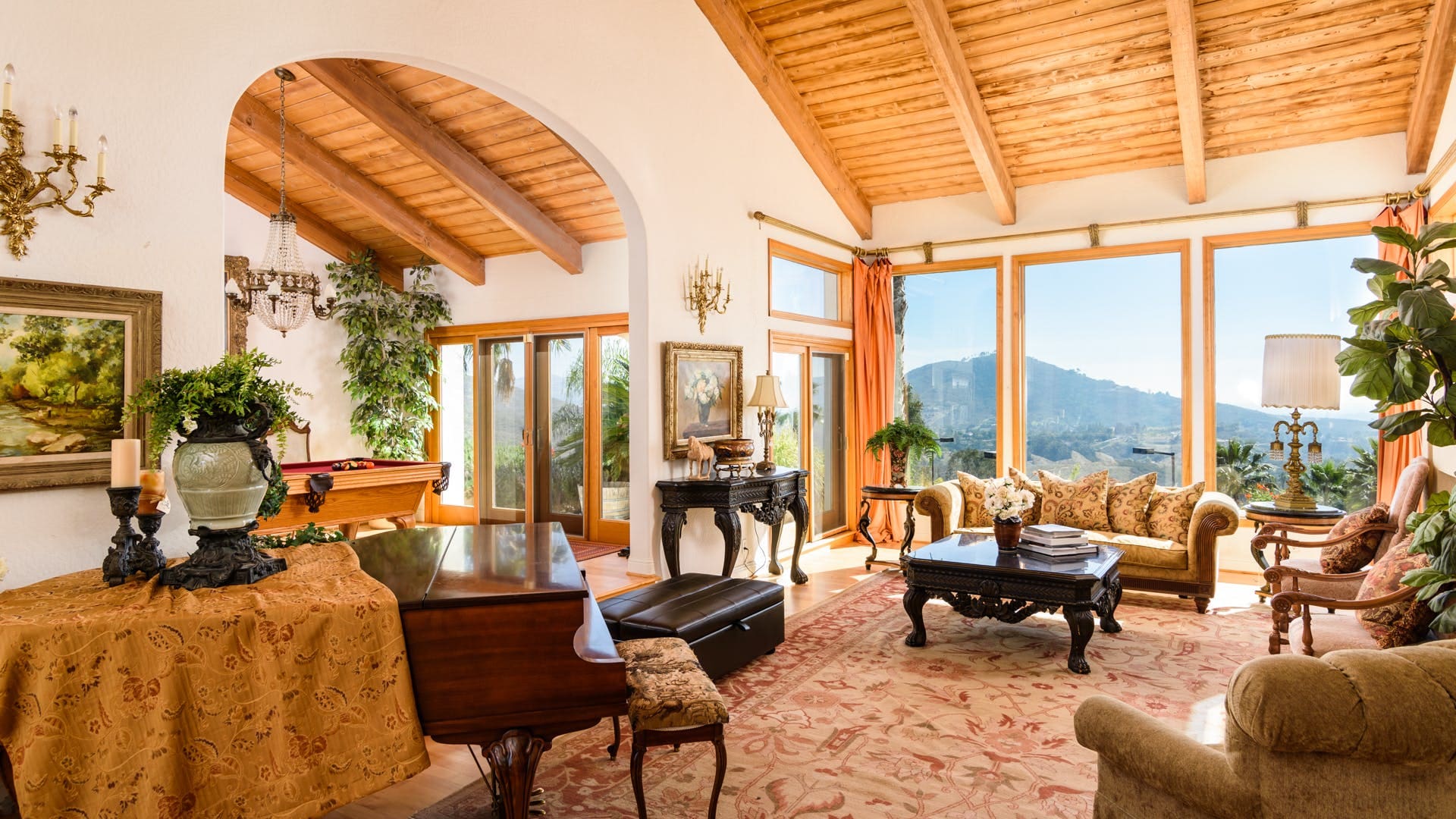 Manor Chaparral Escondido: Spacious 13-Bedroom Luxury Apartment with Pool and Seaview, Escondido