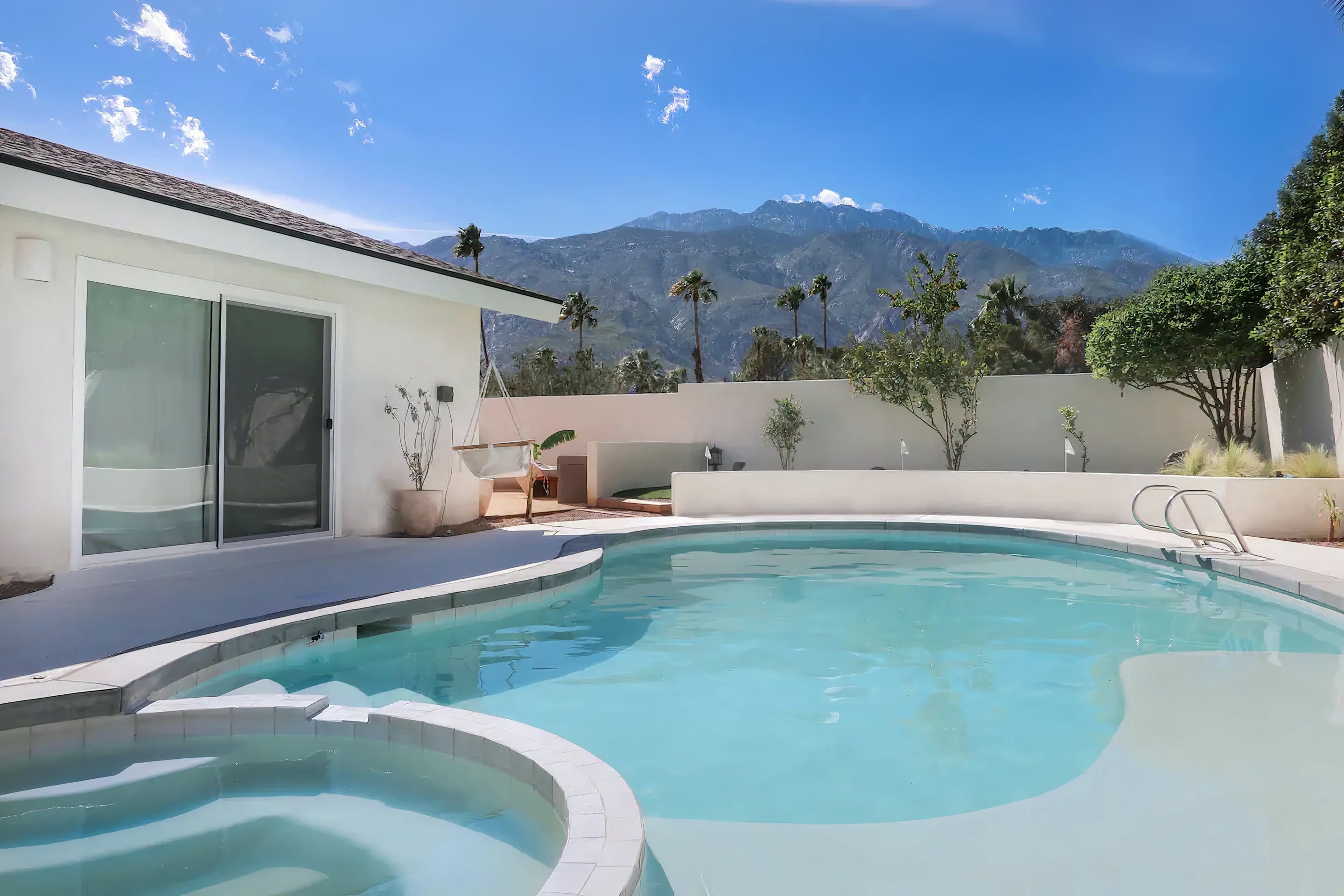 Manor Cholla Springs: Luxury 4-Bedroom Villa with Pool and Golf Access, Palm Springs