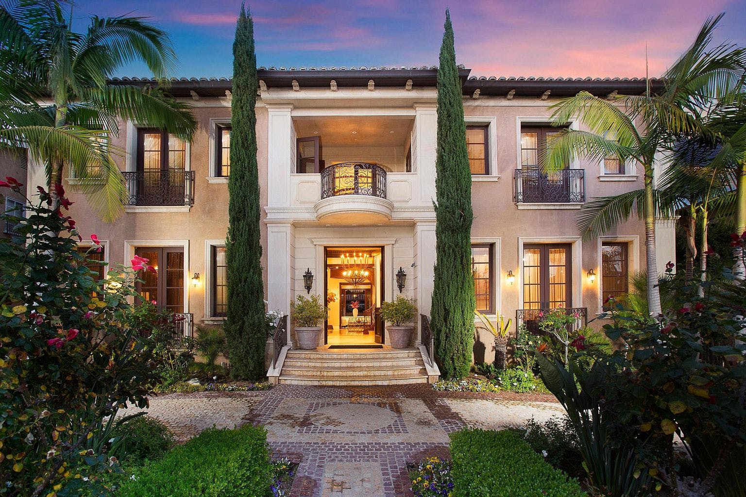 Manor Cielo BeverlyHills: Spacious 5-Bedroom Luxury Apartment with Pool and Sauna, Beverly Hills