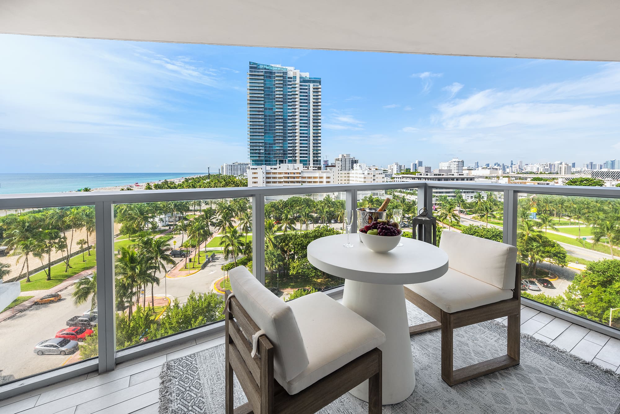 Manor Cocoplum Miami: Elegant 2-Bedroom Beachfront Apartment with Stunning Seaviews, Miami Beach