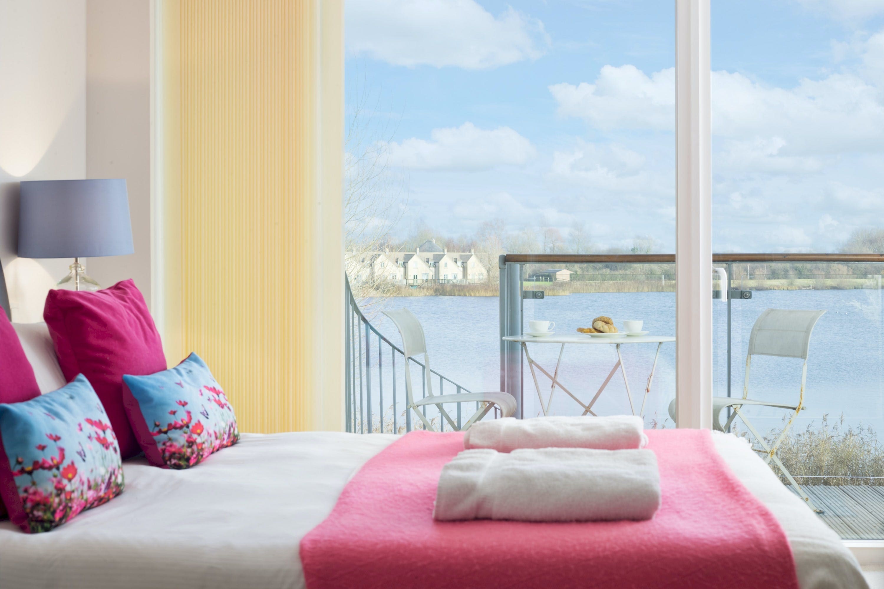 Manor Cotswold Cirencester Cirencester: 5-Bedroom Apartment with Lake and Pool Access, Cirencester