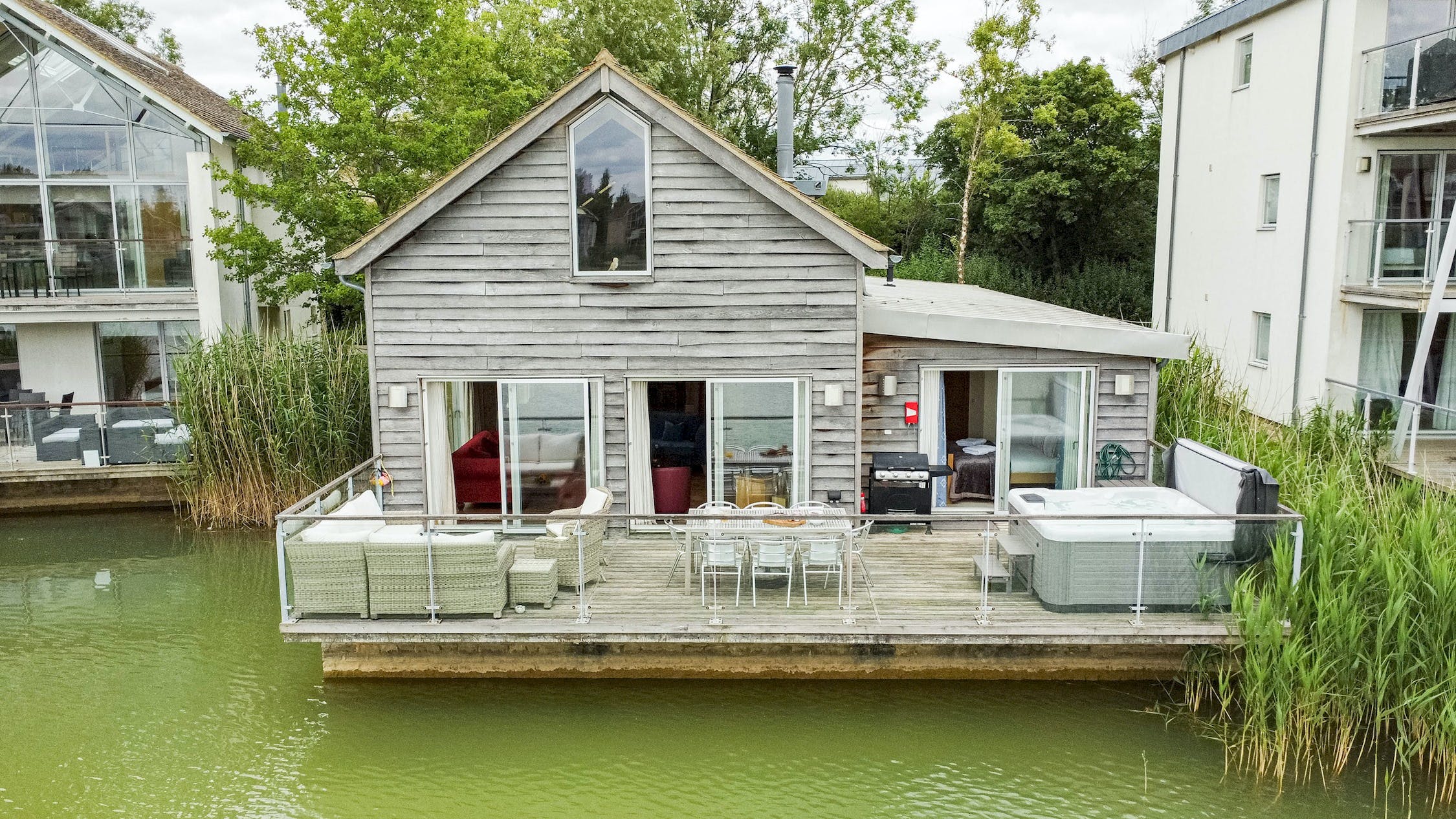 Manor Cotswold Cricklade Cricklade 2: 4-Bedroom Luxury Apartment with Lake Views, Cricklade