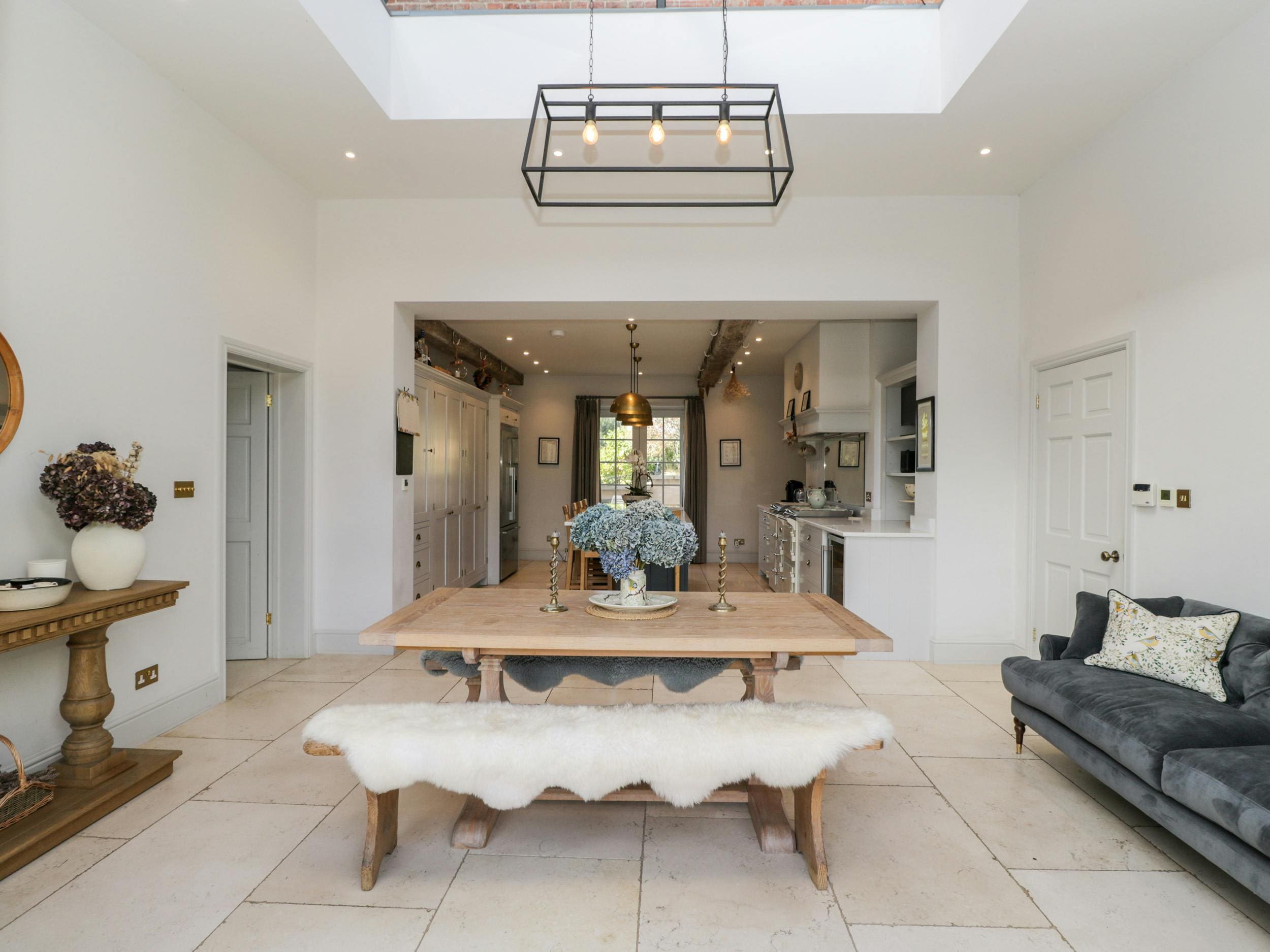 Manor Cotswold Gloucestershire: Luxury 6-Bedroom House with Hot Tub and Tennis Court, Gloucestershire