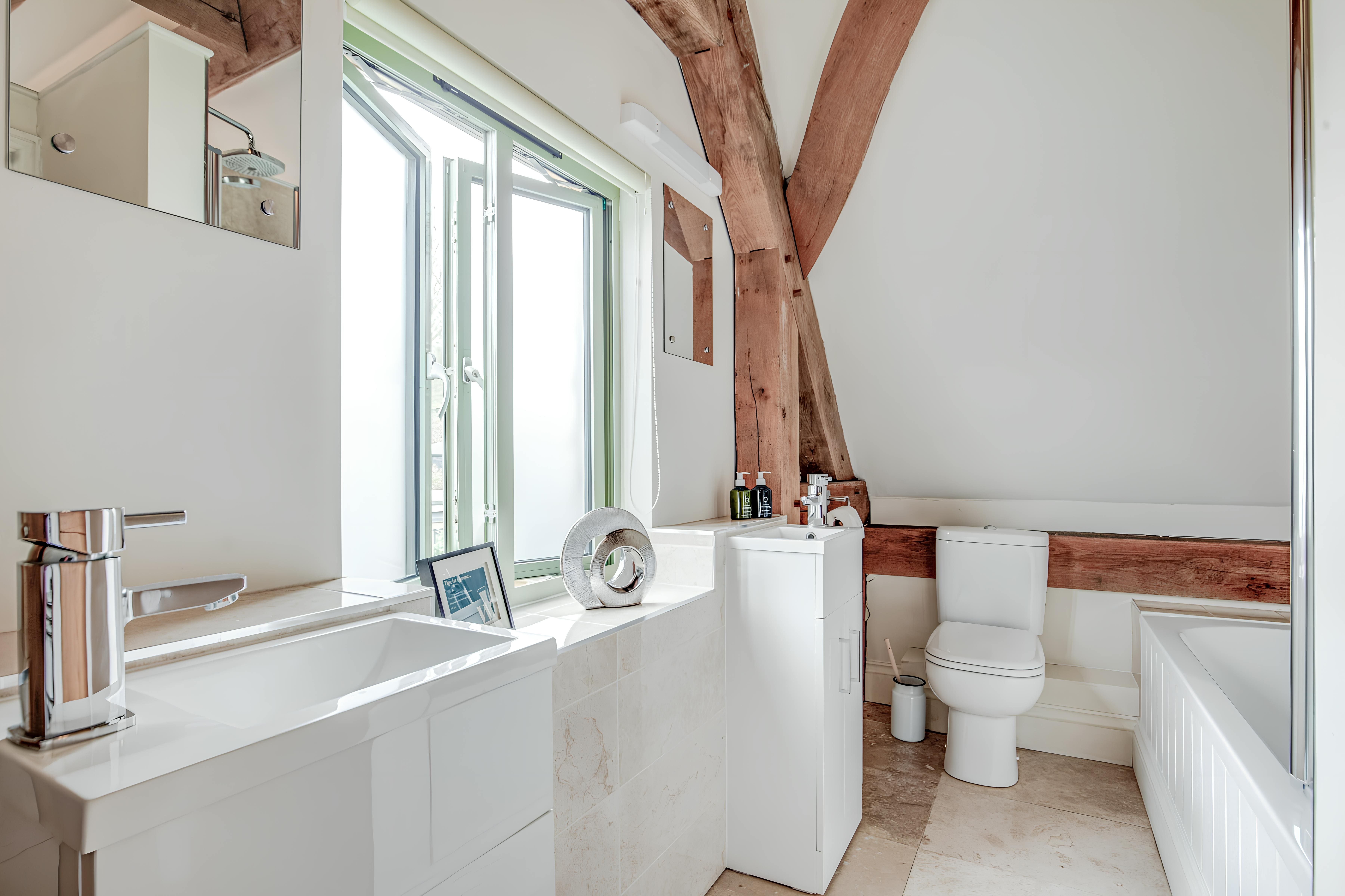 Manor Cotswold Weston: 6-Bedroom Luxury Holiday Cottage, Family-Friendly, Gloucestershire