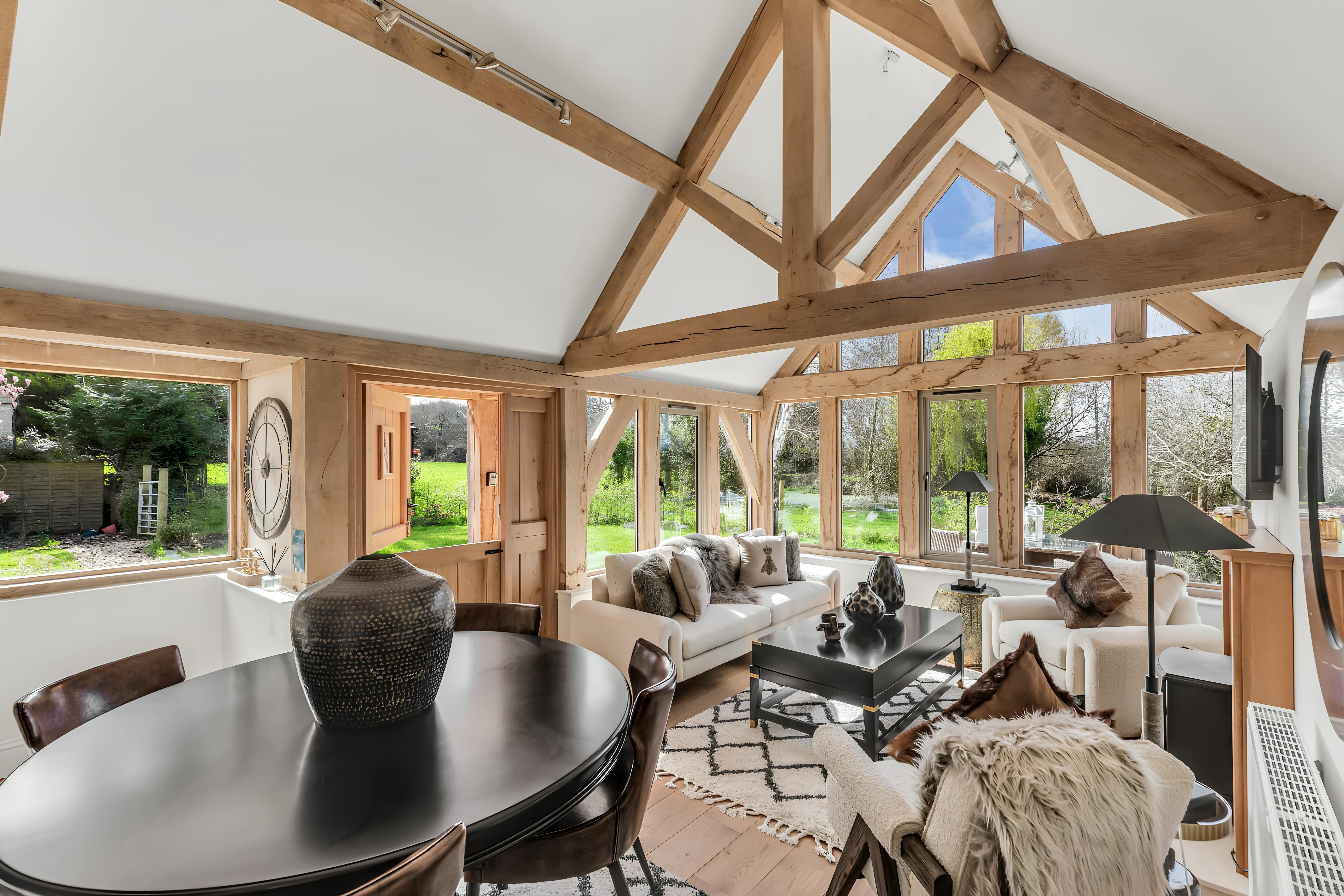 Manor Cotswold Weston: 6-Bedroom Luxury Holiday Cottage, Family-Friendly, Gloucestershire