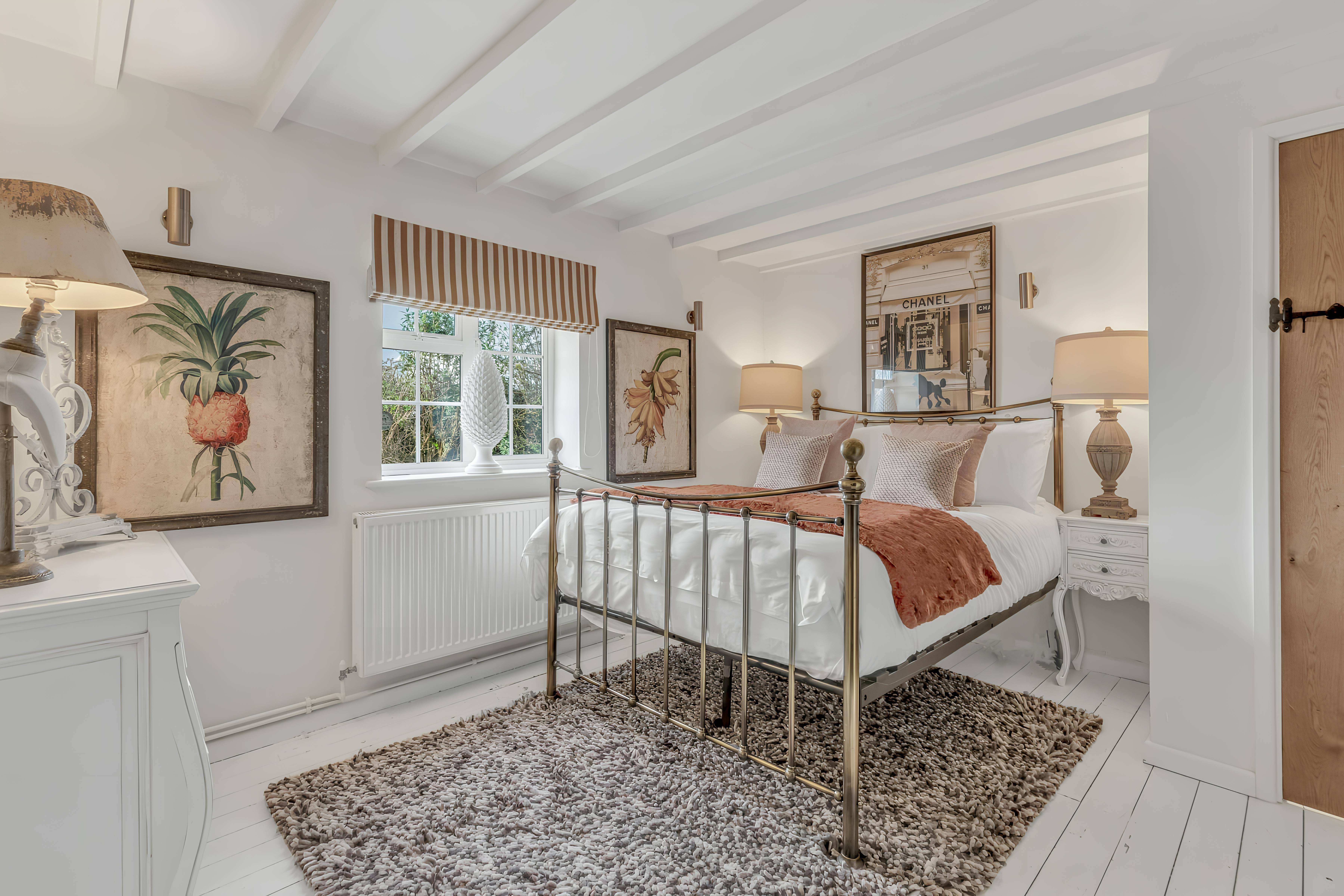 Manor Cotswold Weston: 6-Bedroom Luxury Holiday Cottage, Family-Friendly, Gloucestershire