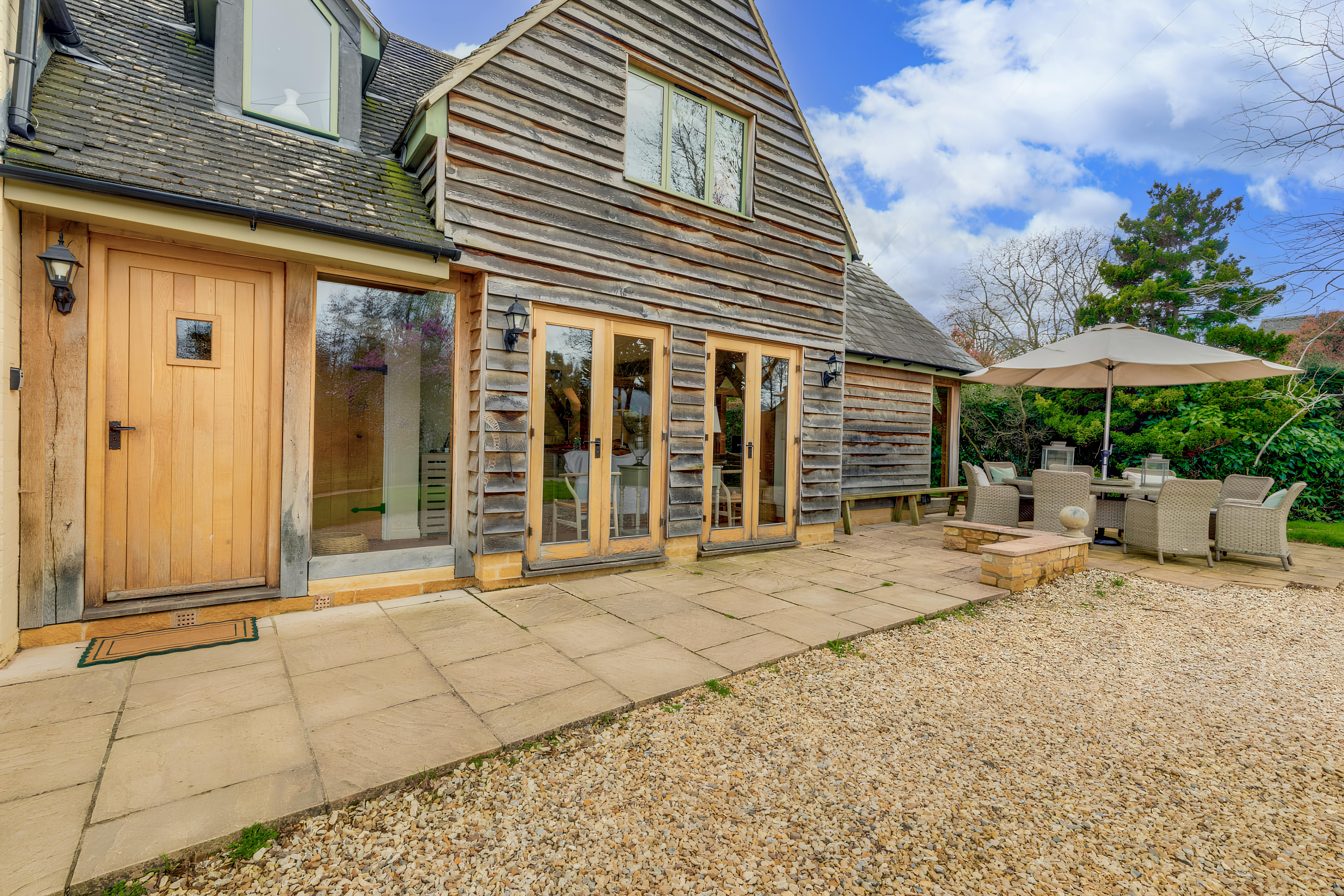 Manor Cotswold Weston: 6-Bedroom Luxury Holiday Cottage, Family-Friendly, Gloucestershire