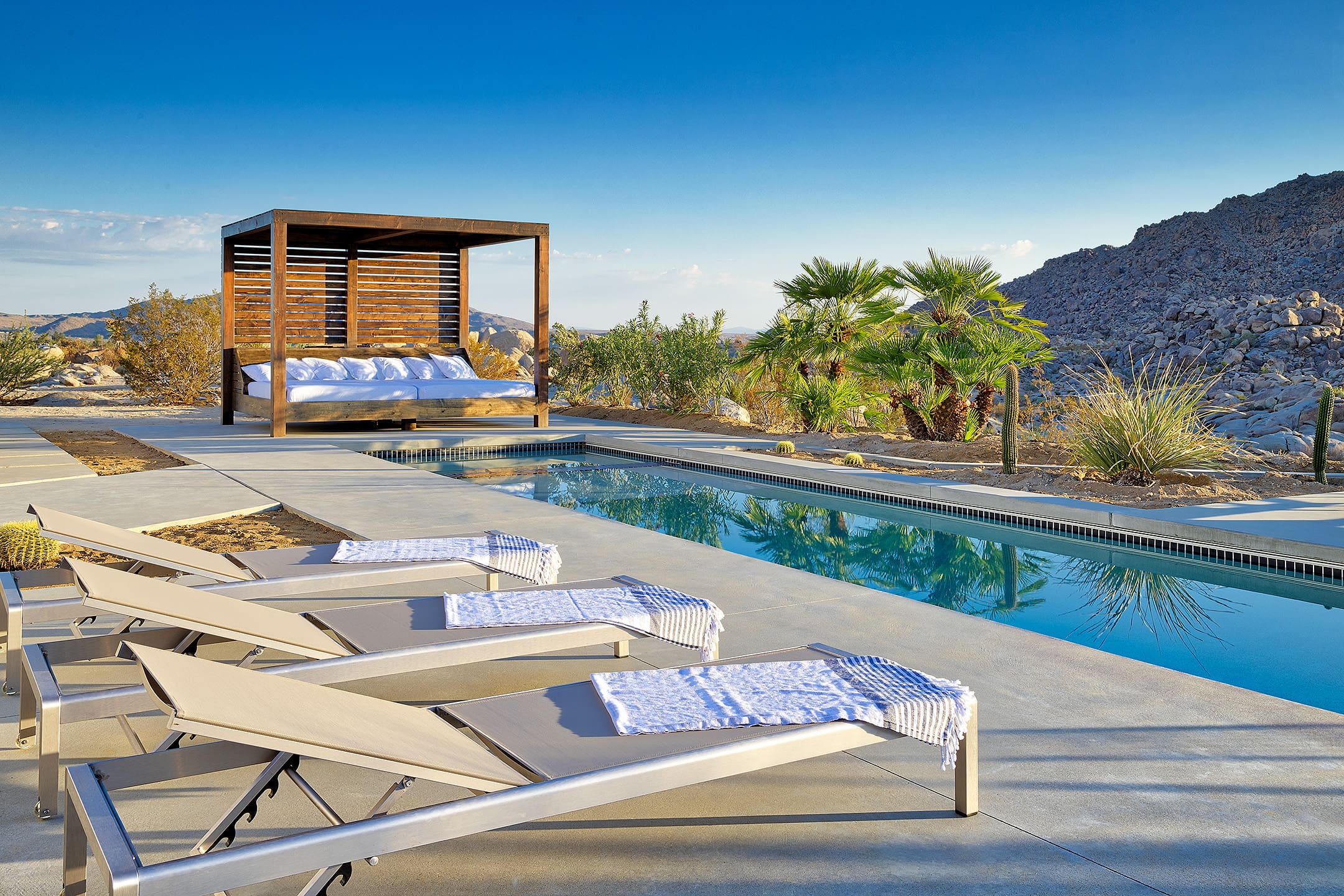 Manor Coyote Joshua: Luxurious 3-Bedroom Villa with Hot Tub and Pool, Joshua Tree