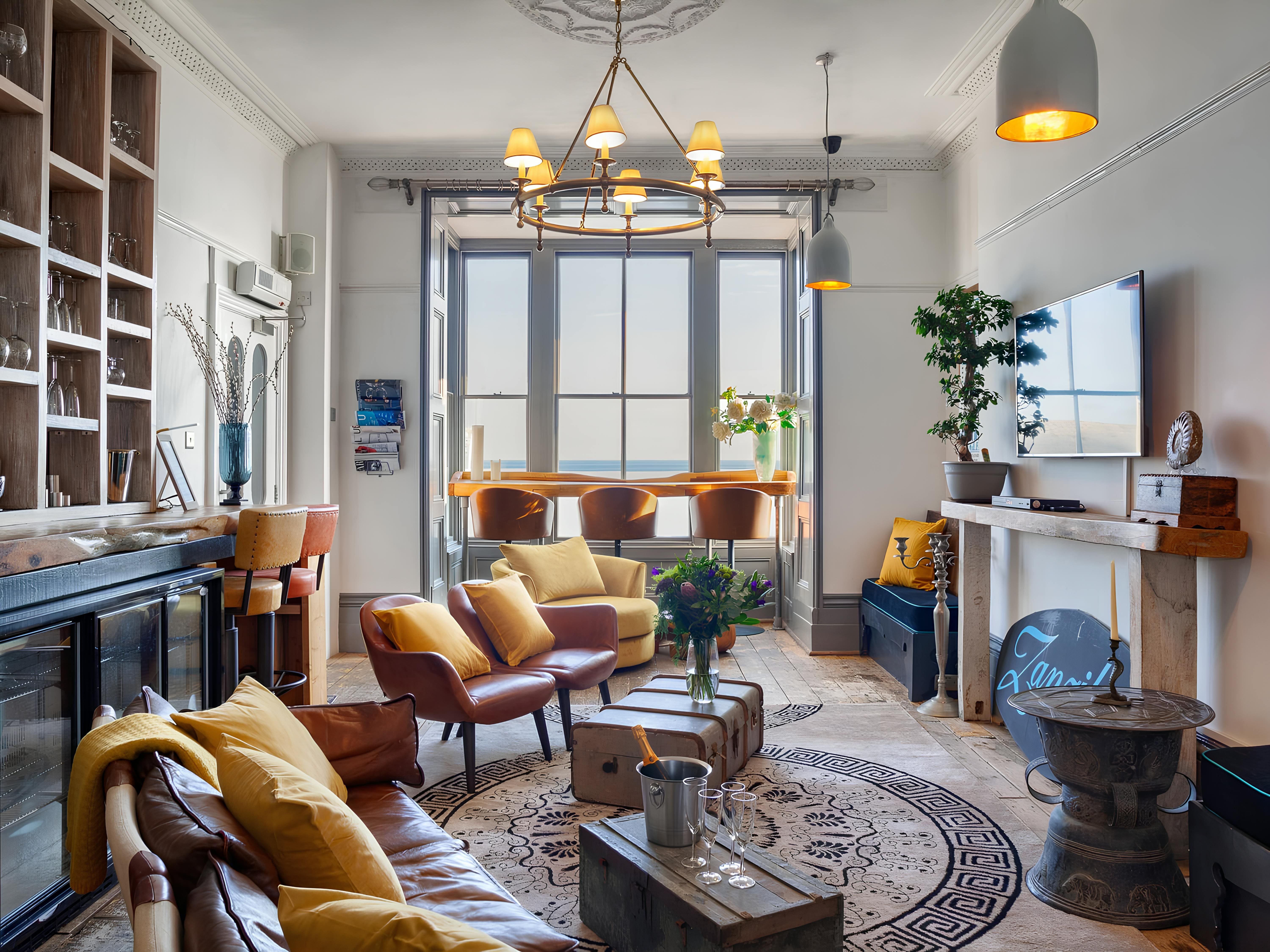 Manor Ecclesbourne Hastings: Luxury 8-Bedroom Beachfront Apartment with Hot Tub, Hastings
