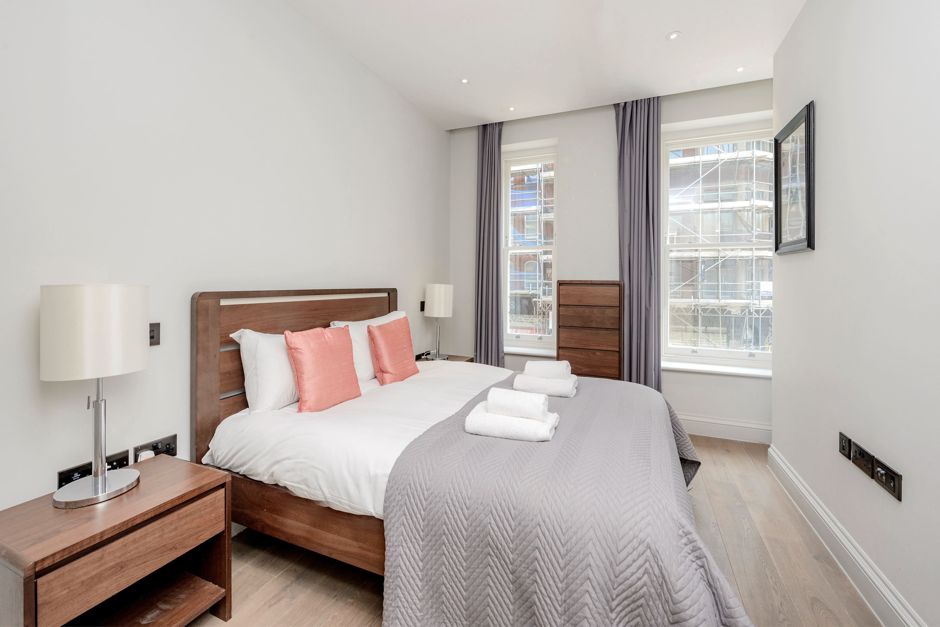Manor Fleet Holborn: Stylish 2-Bedroom Apartment Rental with Air-Con, Holborn London