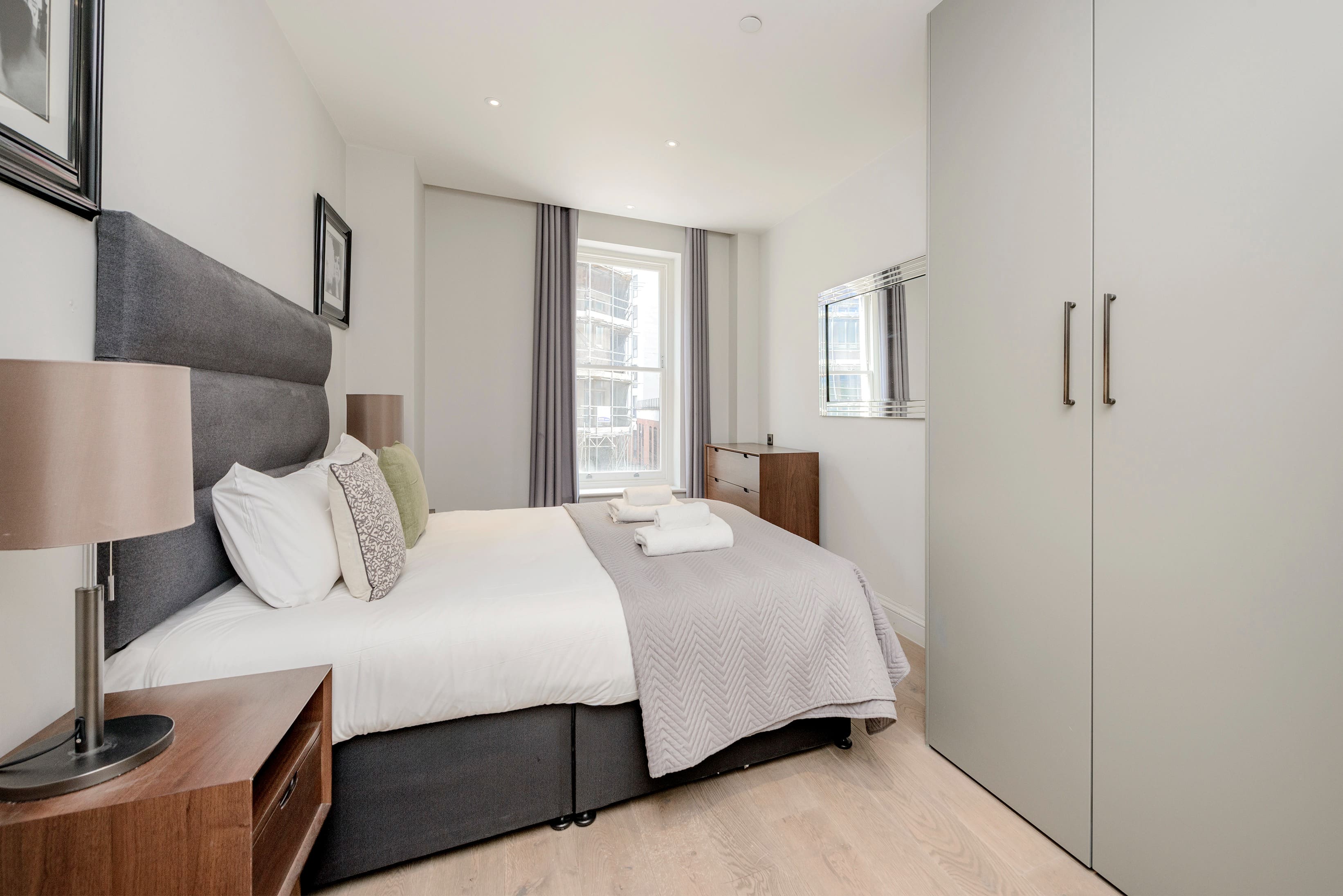 Manor Fleet Holborn: Stylish 2-Bedroom Apartment Rental with Air-Con, Holborn London
