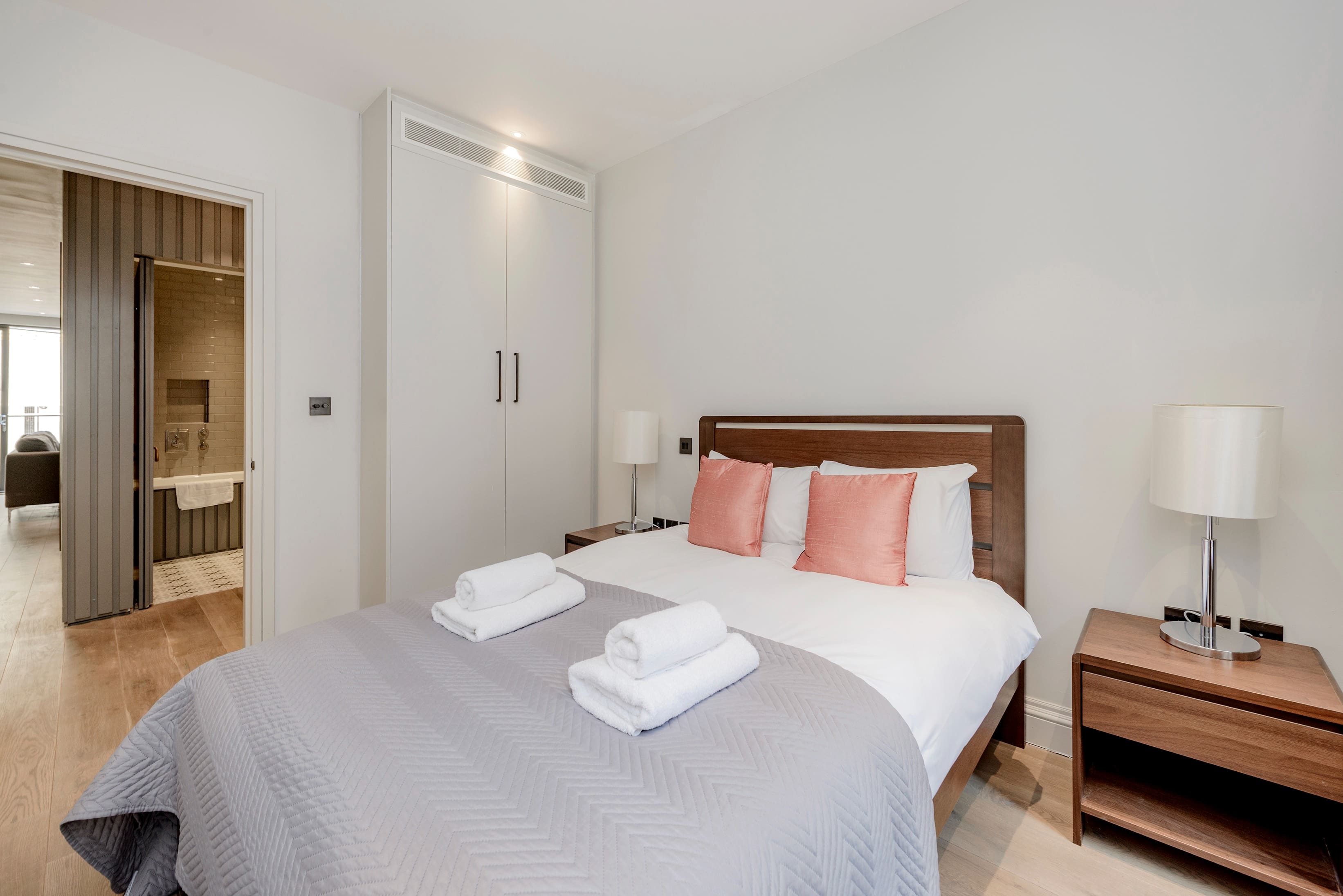 Manor Fleet Holborn: Stylish 2-Bedroom Apartment Rental with Air-Con, Holborn London