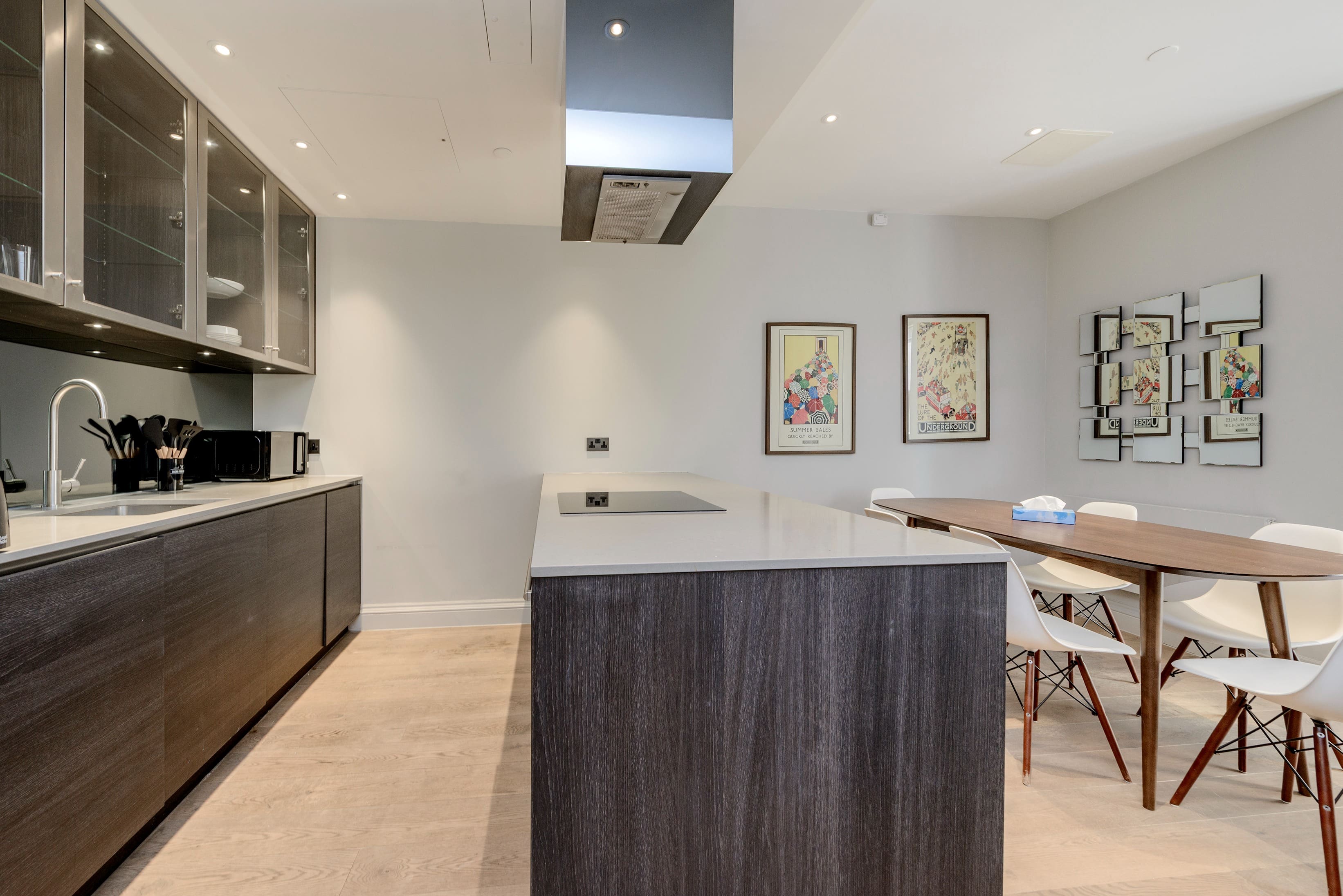 Manor Fleet Holborn: Stylish 2-Bedroom Apartment Rental with Air-Con, Holborn London