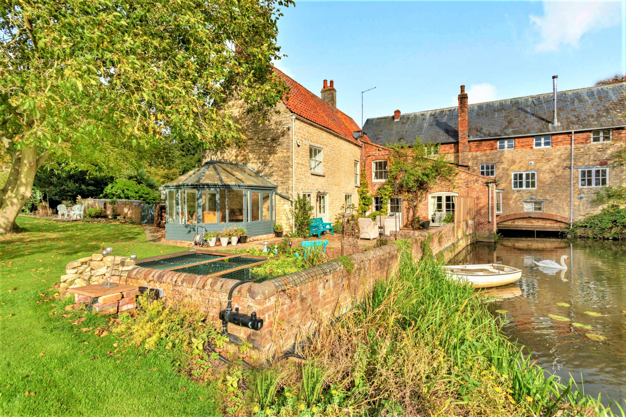 Manor Fotheringhay Northamptonshire: 4-Bedroom Luxury Apartment with River Views, Northamptonshire