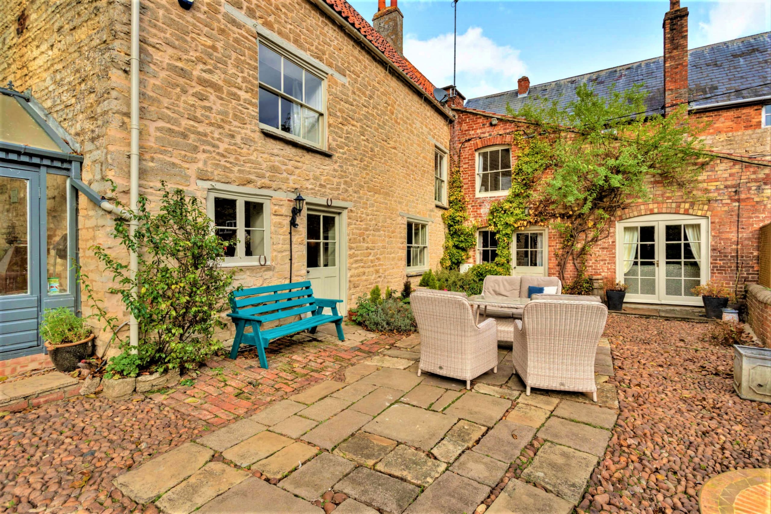 Manor Fotheringhay Northamptonshire: 4-Bedroom Luxury Apartment with River Views, Northamptonshire