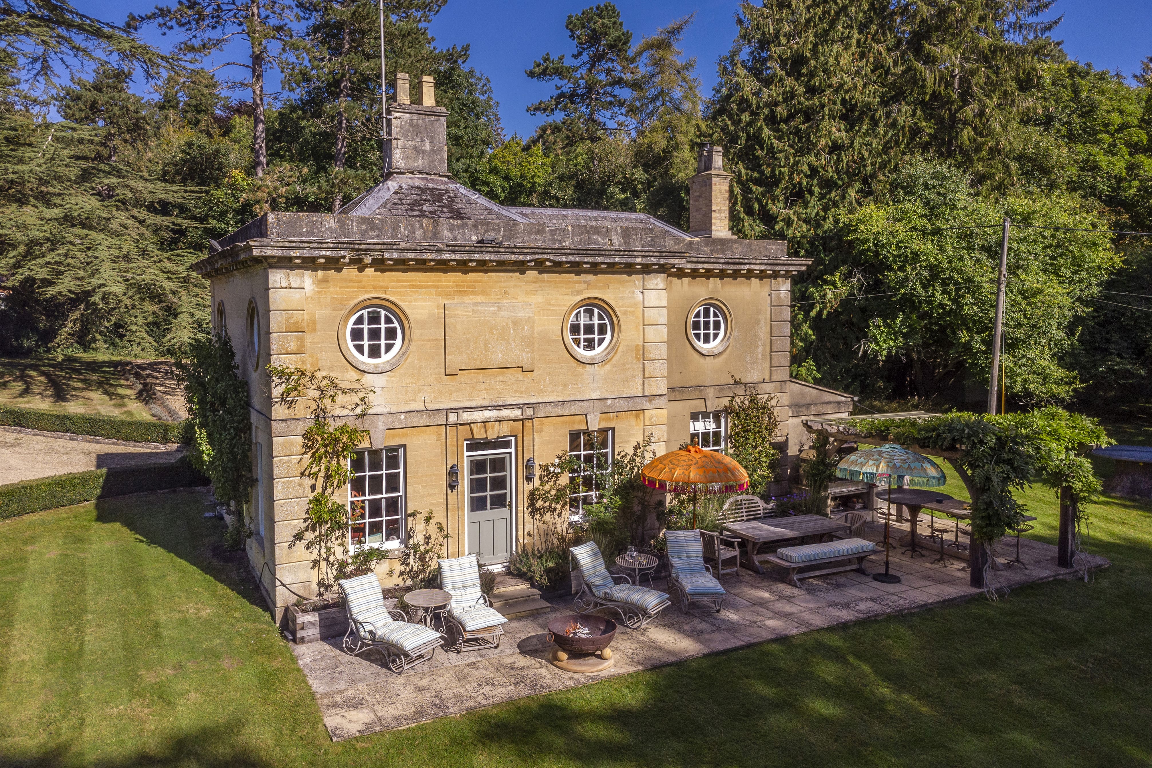 Manor Glyme Oxfordshire: Elegant 3-Bedroom Villa with Hot Tub, Oxfordshire