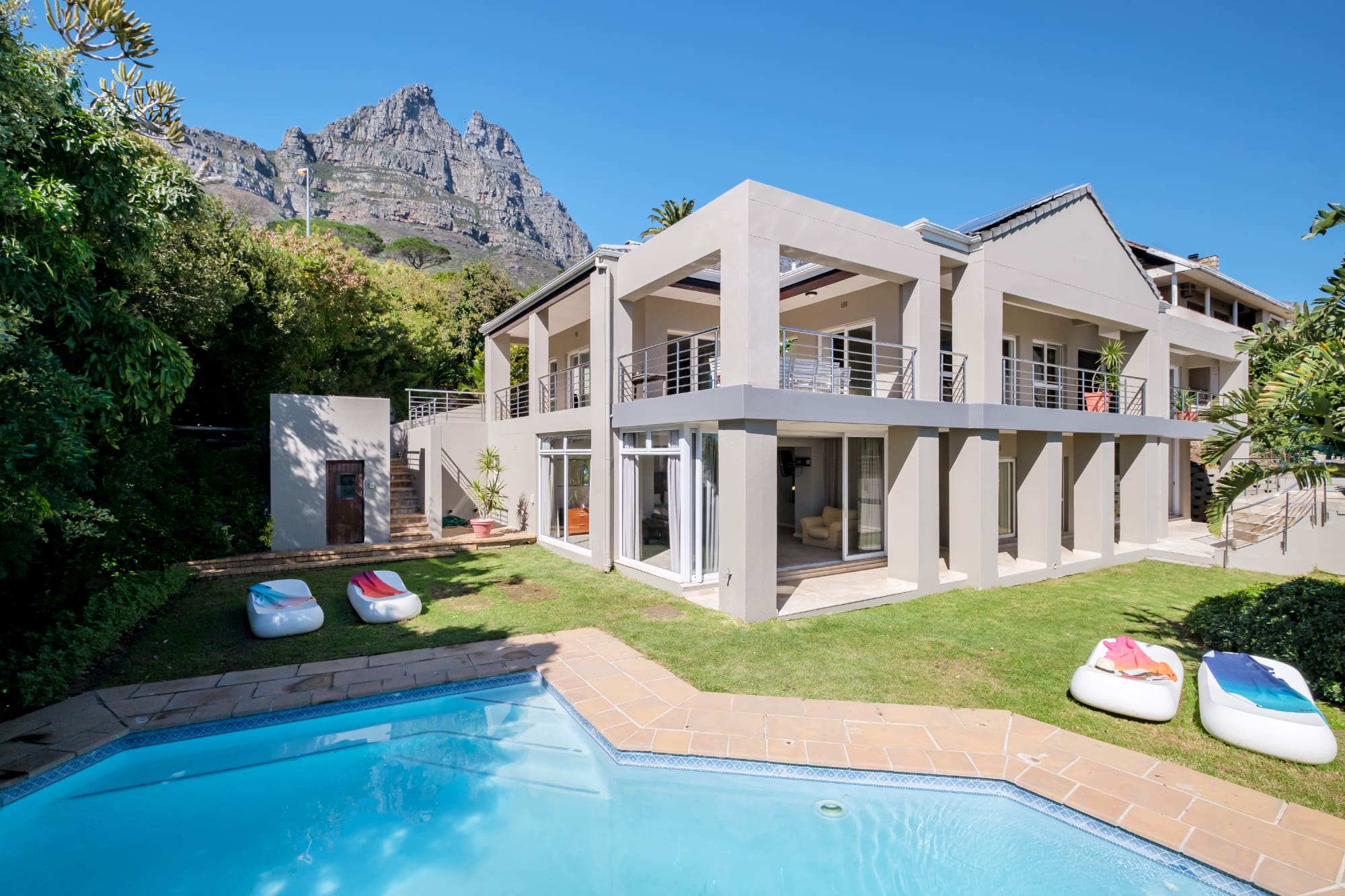 Manor Lion’s Head Camps Bay: Luxury 7-Bedroom Apartment with Ocean Views, Camps Bay
