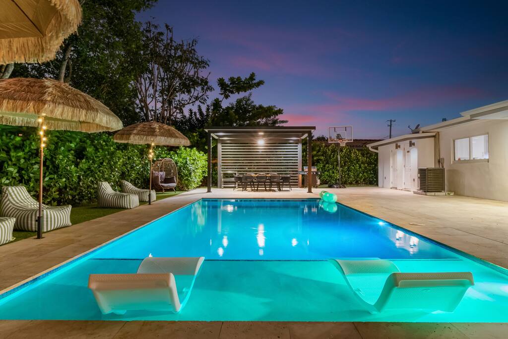 Manor Mahogany Hollywood: Spacious 5-Bedroom Villa with Pool and Beach Access, Hollywood