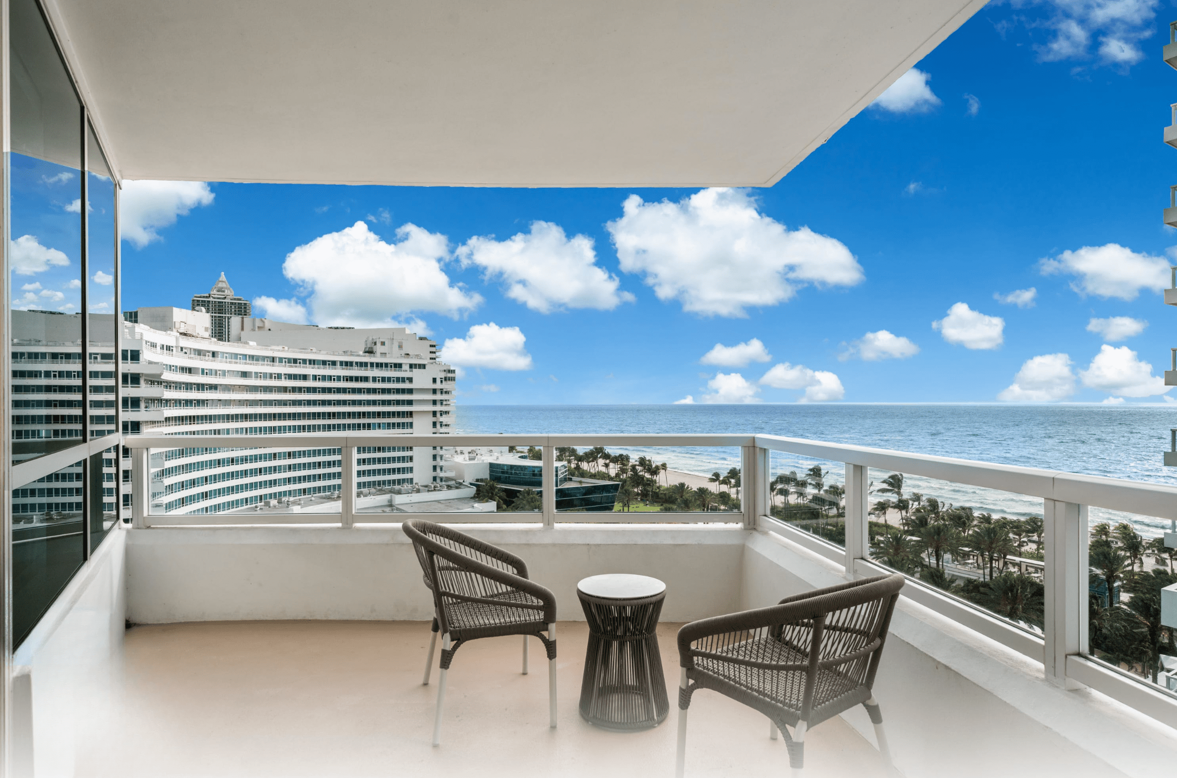 Manor Mahogany Miami: Exquisite 1-Bedroom Beachfront Apartment with Ocean Views, Miami Beach