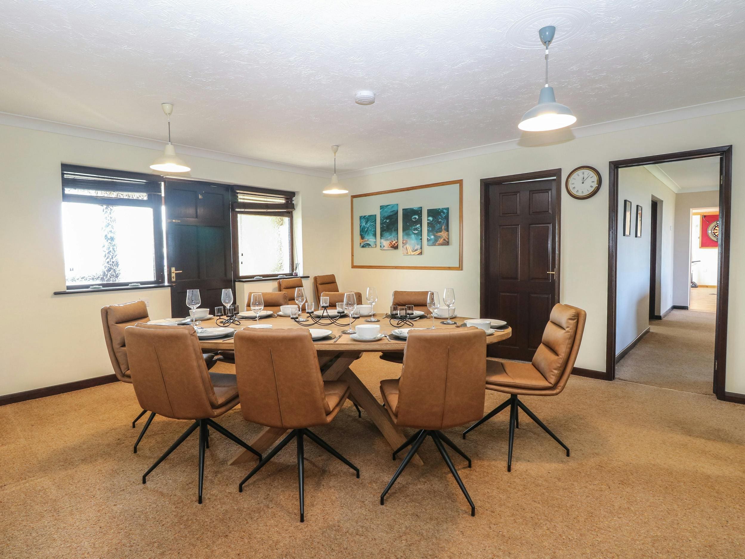 Manor Marram Walcott: Spacious 4-Bedroom Cottage with Hot Tub and Beach Access, Norfolk