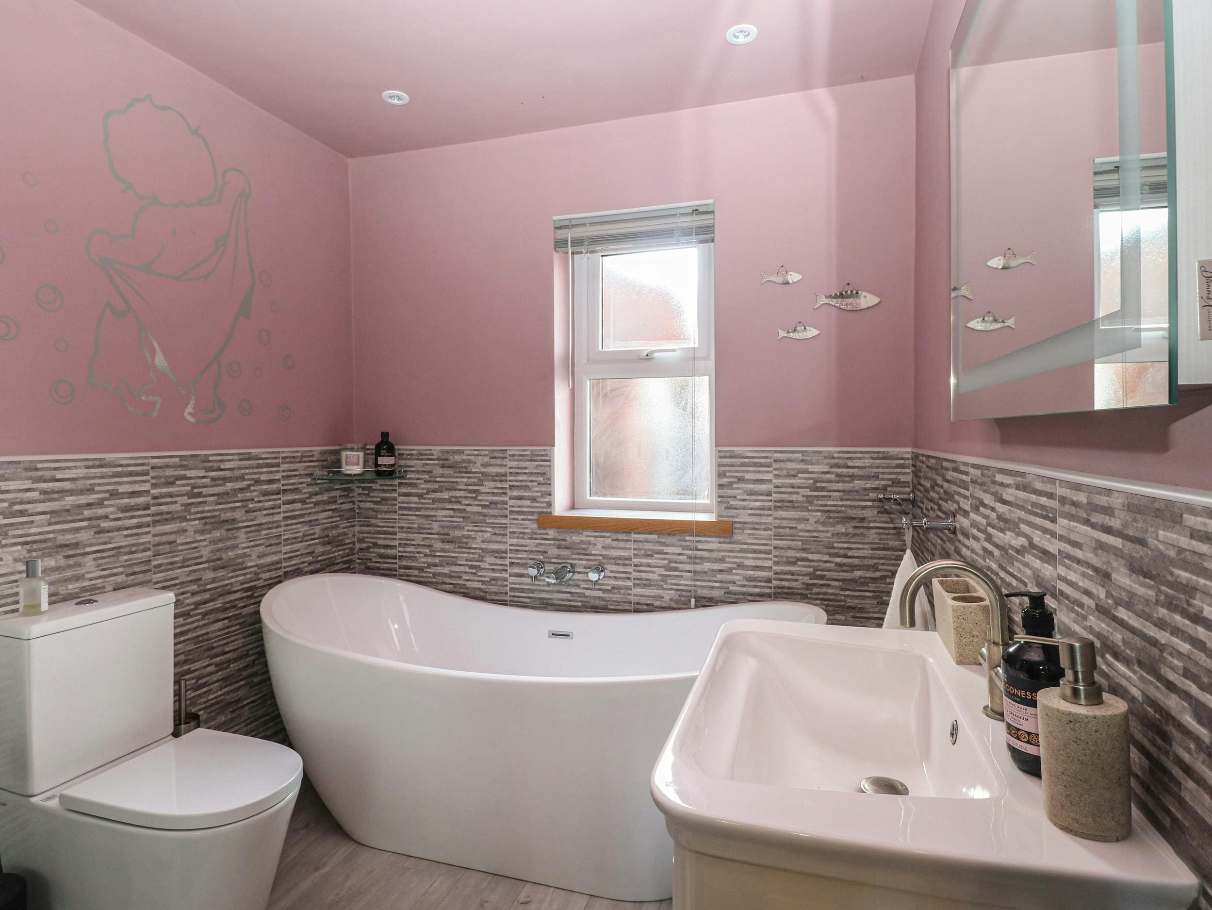 Manor Marram Walcott: Spacious 4-Bedroom Cottage with Hot Tub and Beach Access, Norfolk