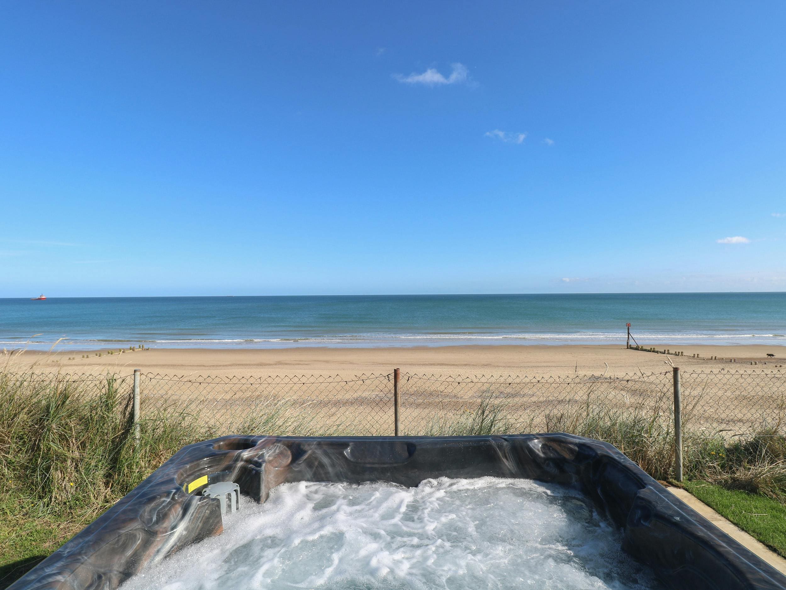 Manor Marram Walcott: Spacious 4-Bedroom Cottage with Hot Tub and Beach Access, Norfolk