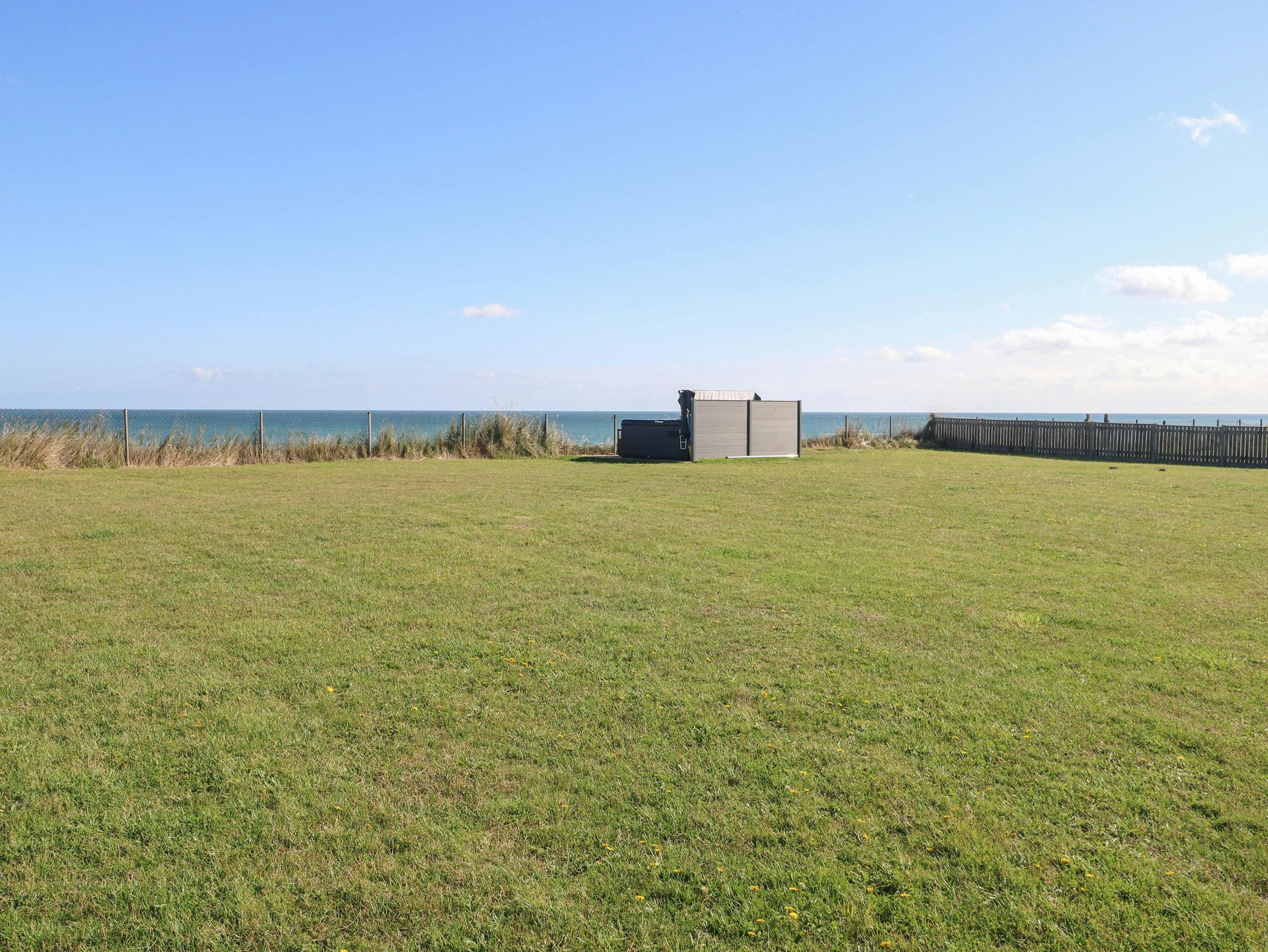 Manor Marram Walcott: Spacious 4-Bedroom Cottage with Hot Tub and Beach Access, Norfolk